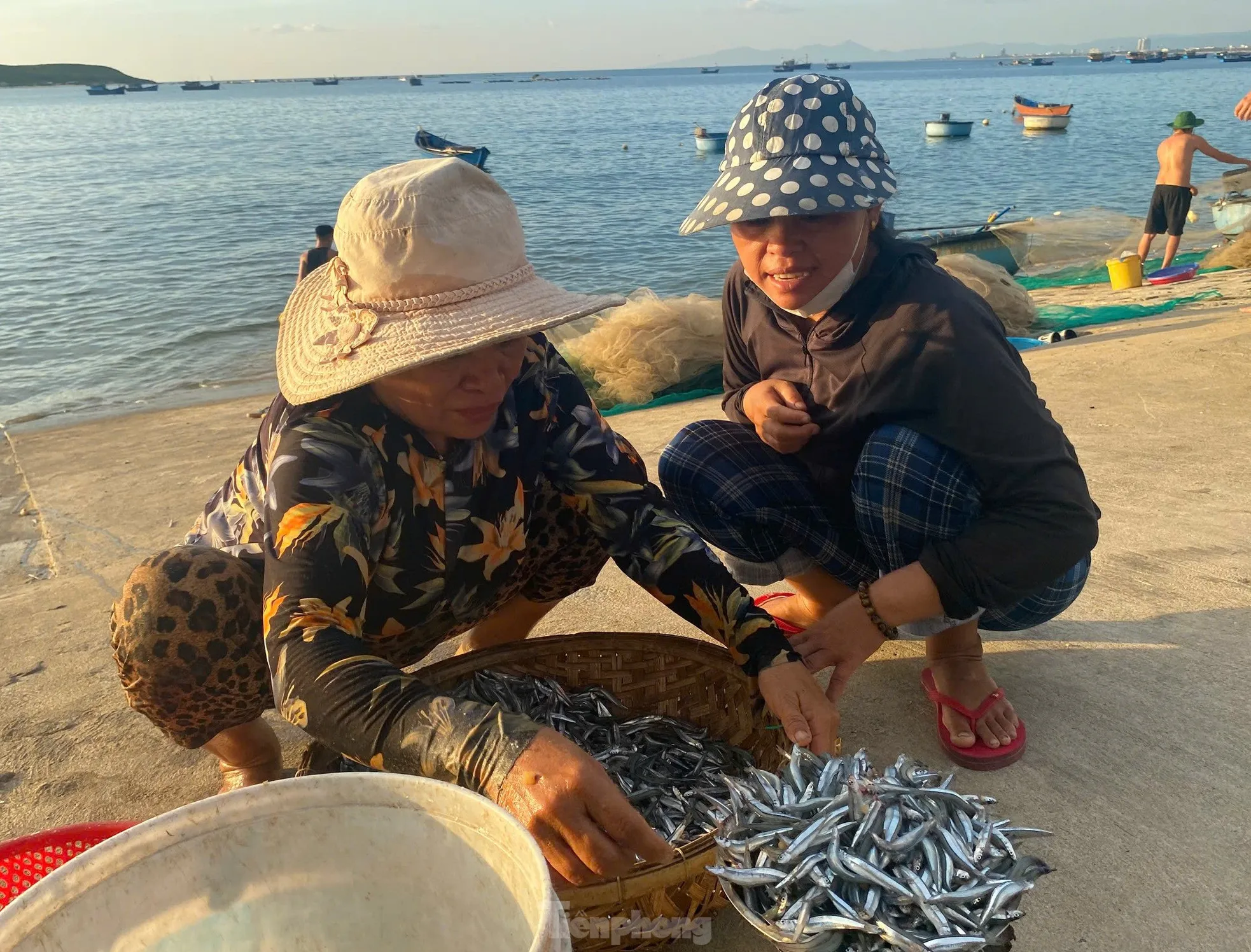 Ngày mới nhộn nhịp ở làng chài trăm tuổi Đắk Lắk ảnh 8
