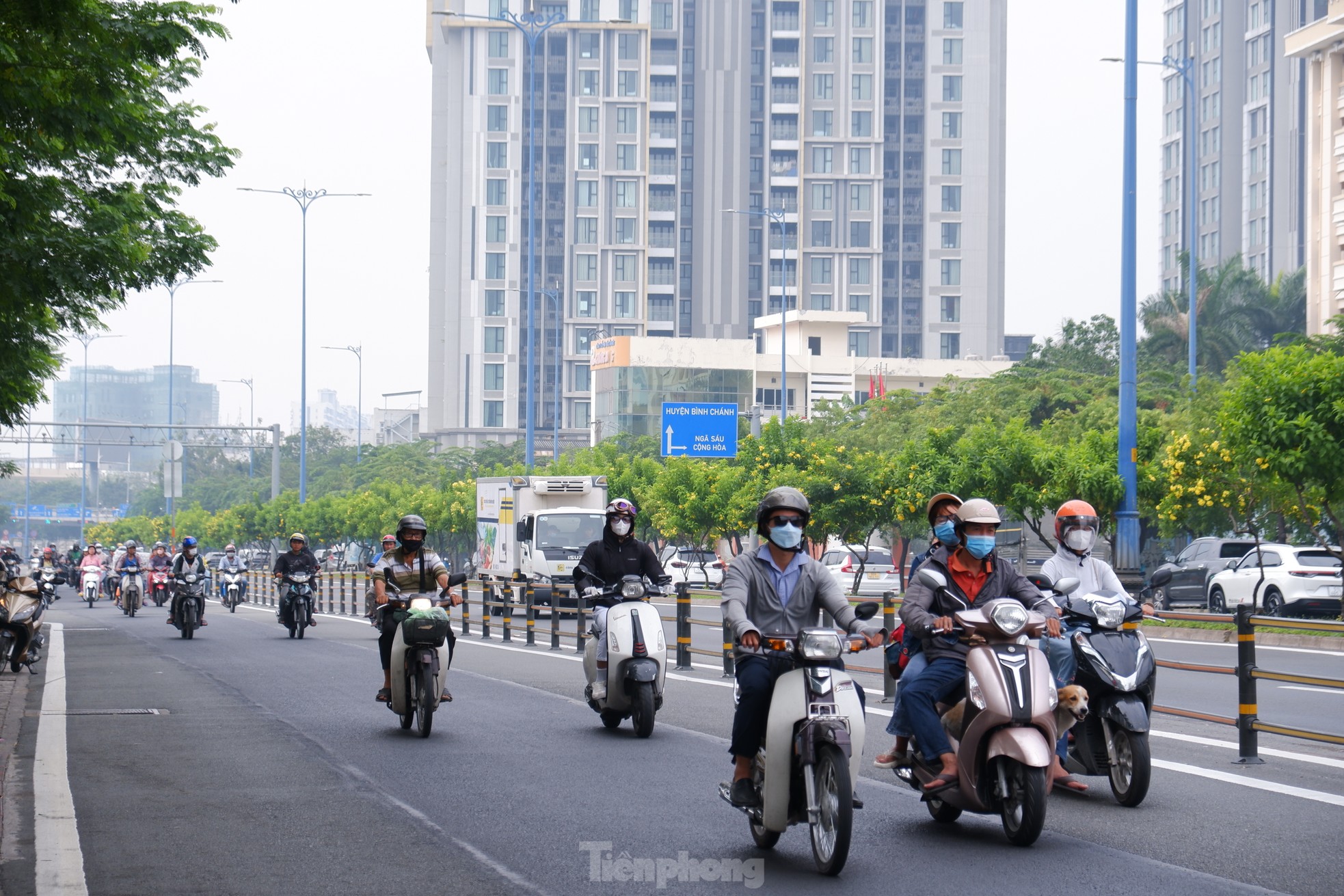 Bầu trời TPHCM mù mịt từ sáng tới trưa, bụi mịn vượt xa mức cho phép ảnh 7