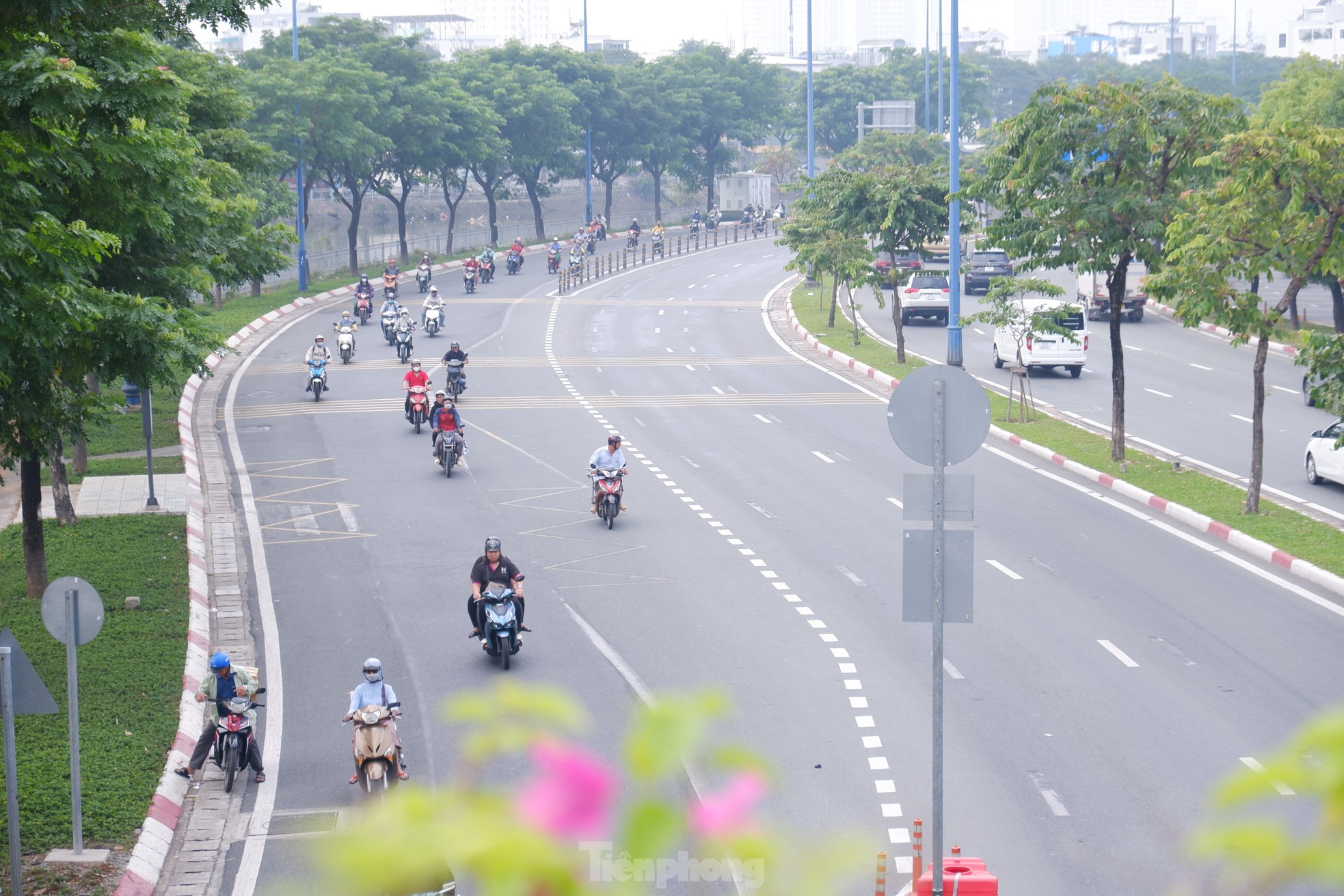 Bầu trời TPHCM mù mịt từ sáng tới trưa, bụi mịn vượt xa mức cho phép ảnh 3