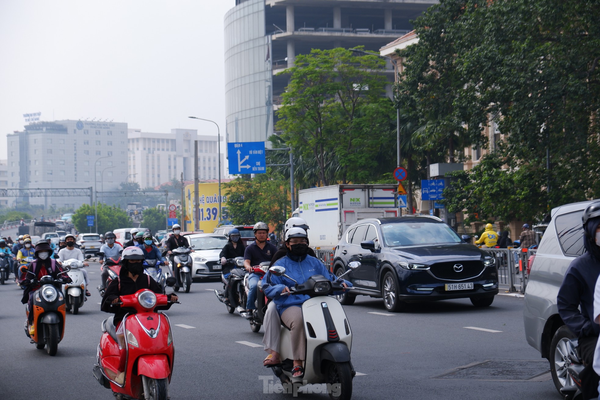 Bầu trời TPHCM mù mịt từ sáng tới trưa, bụi mịn vượt xa mức cho phép ảnh 6