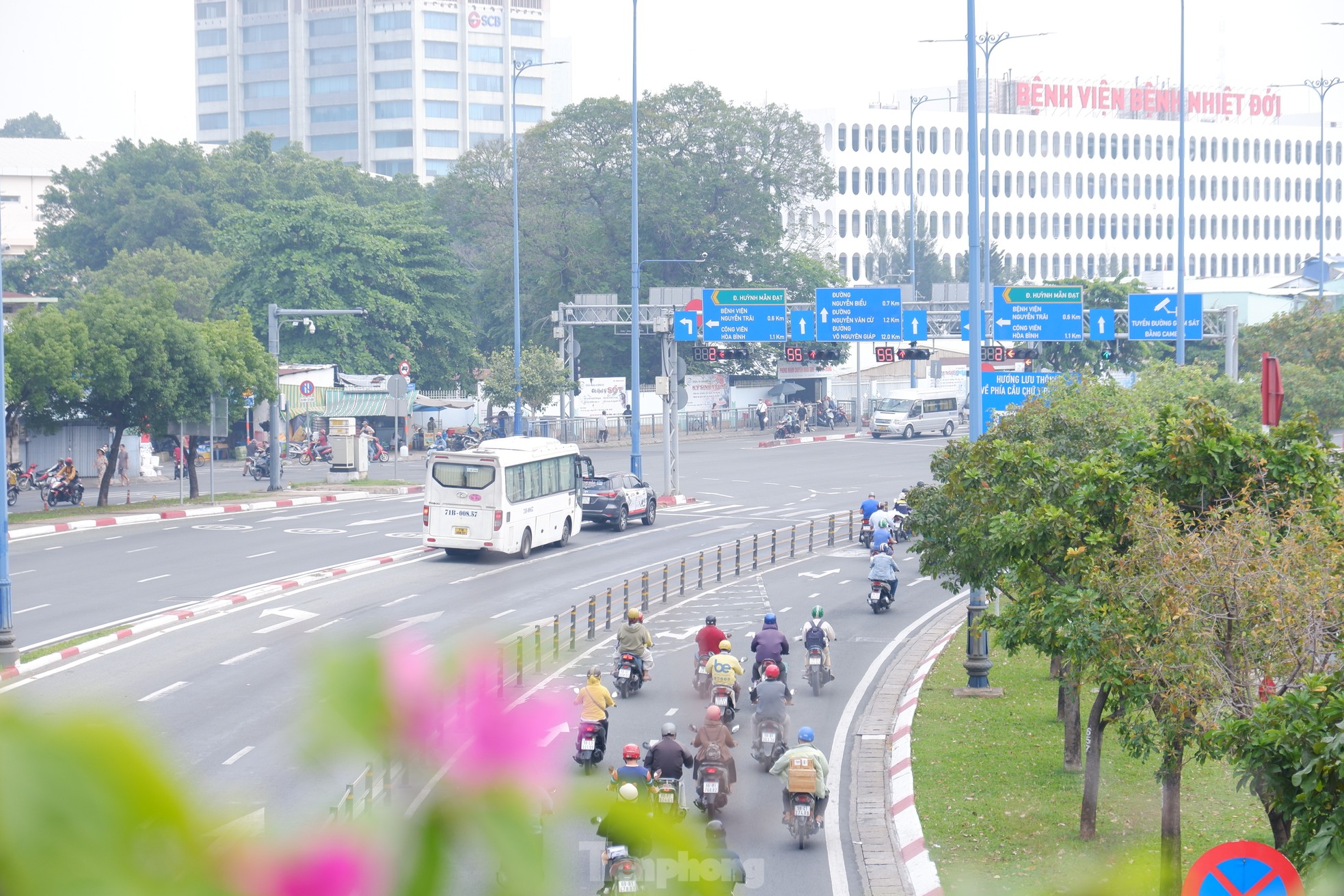 Bầu trời TPHCM mù mịt từ sáng tới trưa, bụi mịn vượt xa mức cho phép ảnh 5