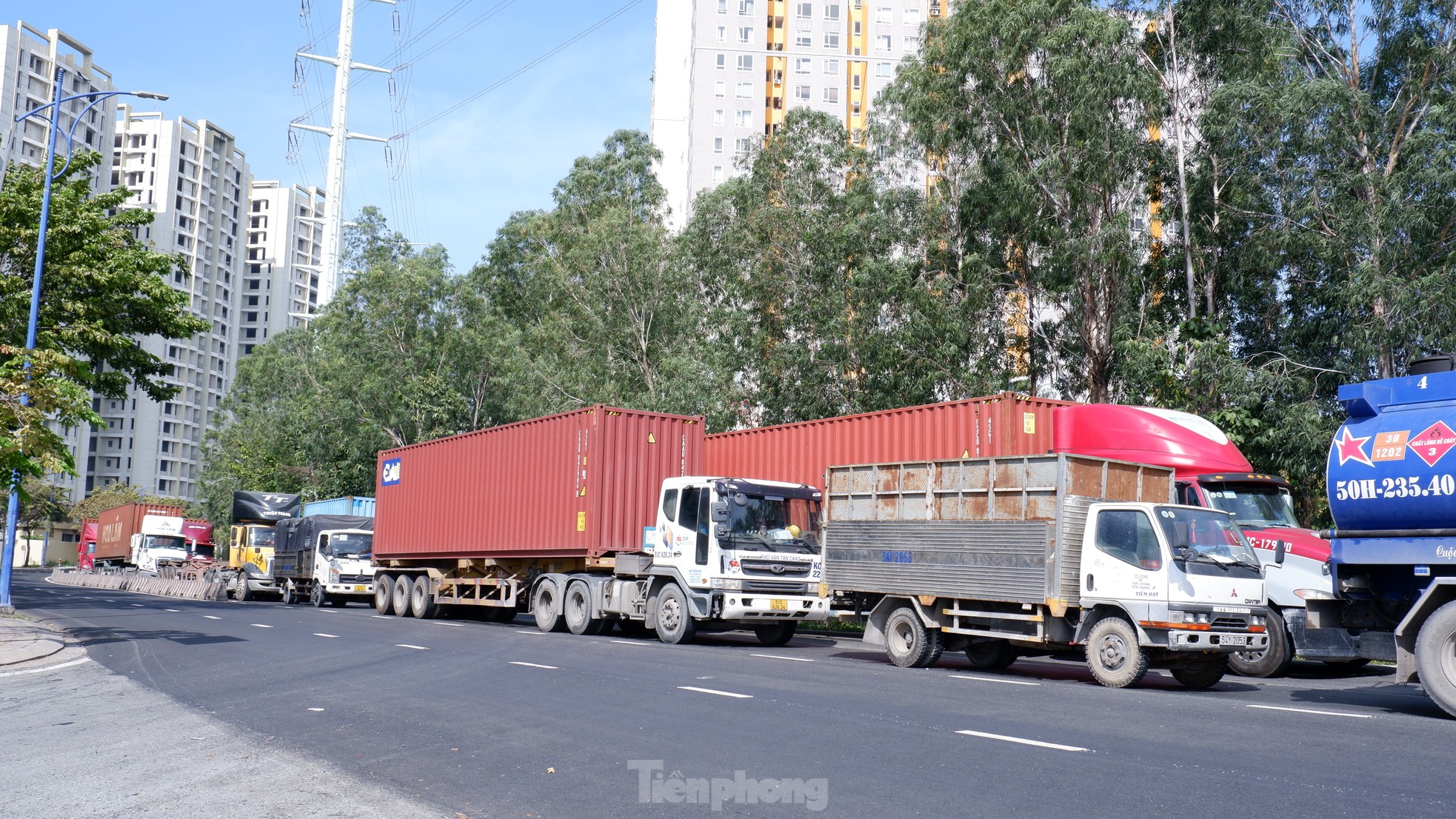 Dòng xe tải xếp hàng dài 'đứng bánh' trên đường vào cảng Cát Lái, TPHCM ảnh 4