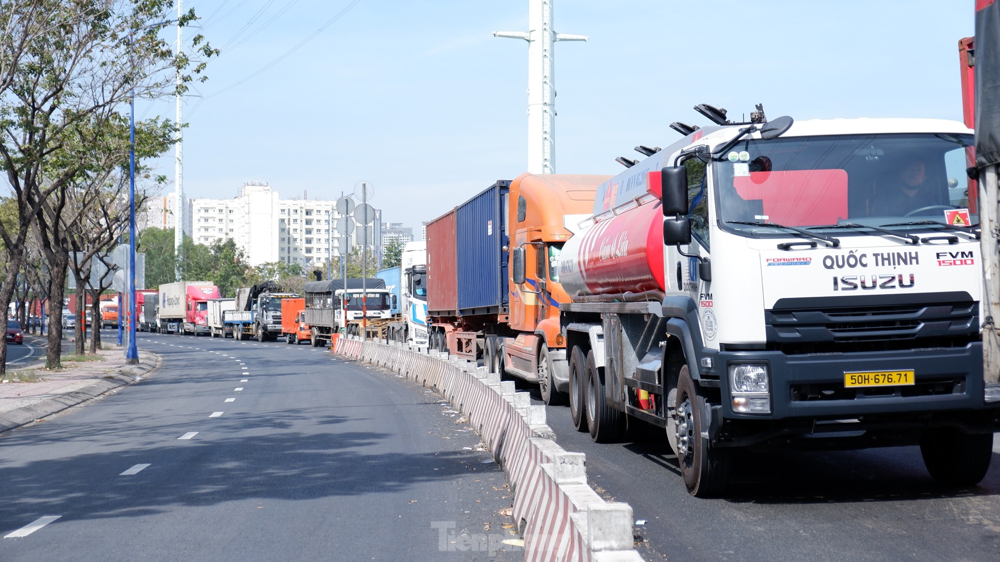 Dòng xe tải xếp hàng dài 'đứng bánh' trên đường vào cảng Cát Lái, TPHCM ảnh 1