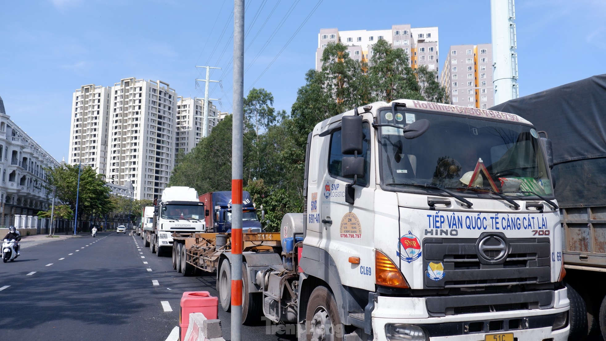 Dòng xe tải xếp hàng dài 'đứng bánh' trên đường vào cảng Cát Lái, TPHCM ảnh 3