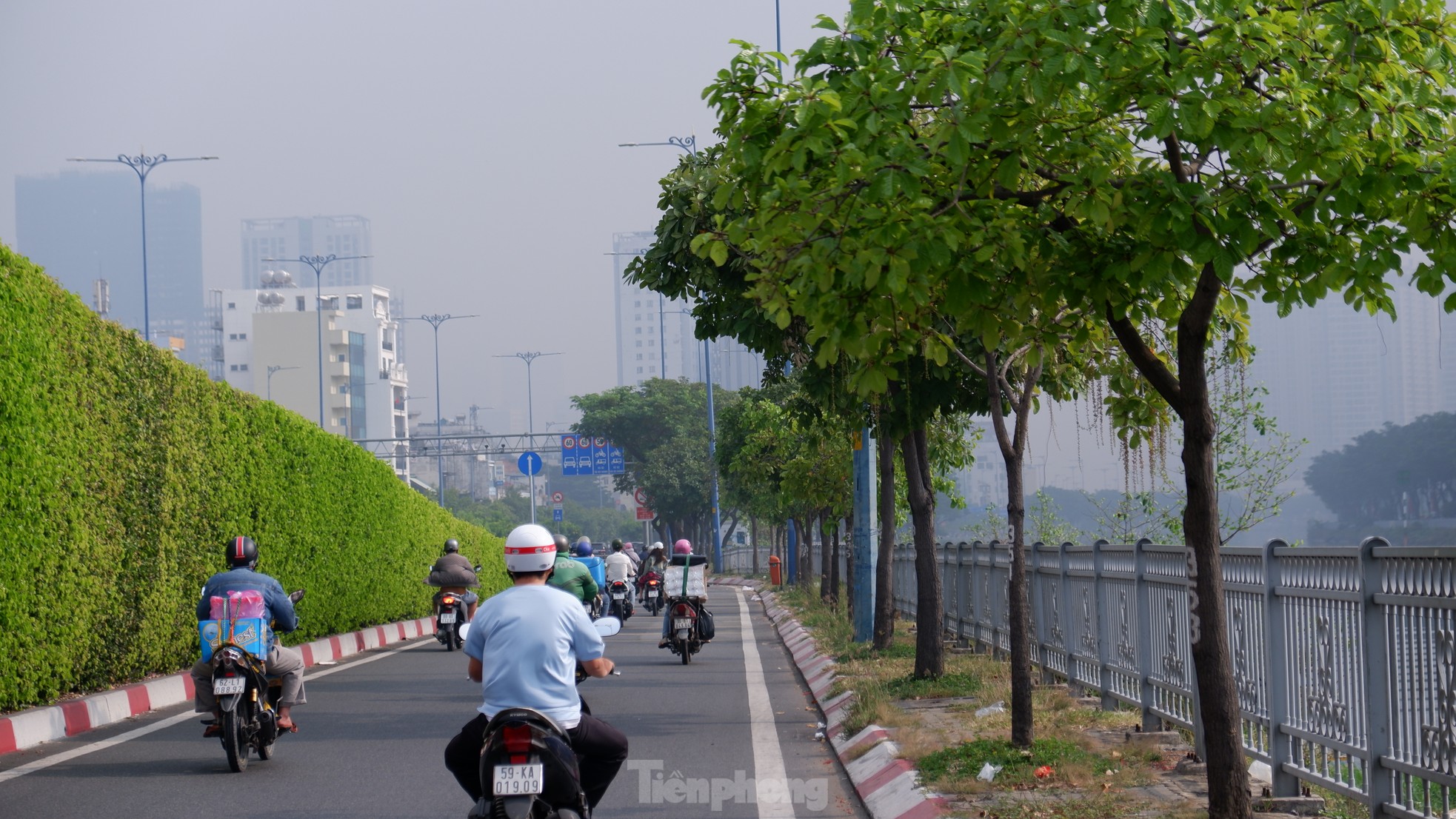 Bất ngờ trung tâm TPHCM hóa 'thành phố mù sương', mờ ảo như Đà Lạt- Ảnh 6.