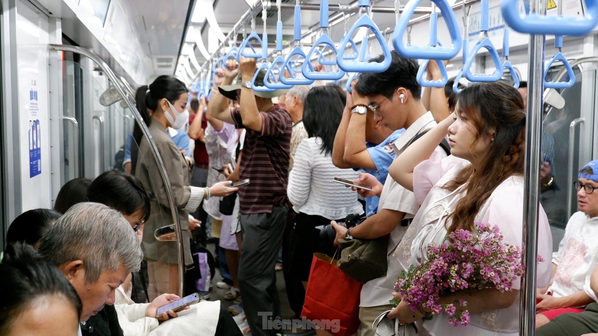 Hình ảnh chuyến tàu metro TPHCM ngày cuối vận hành miễn phí ảnh 1