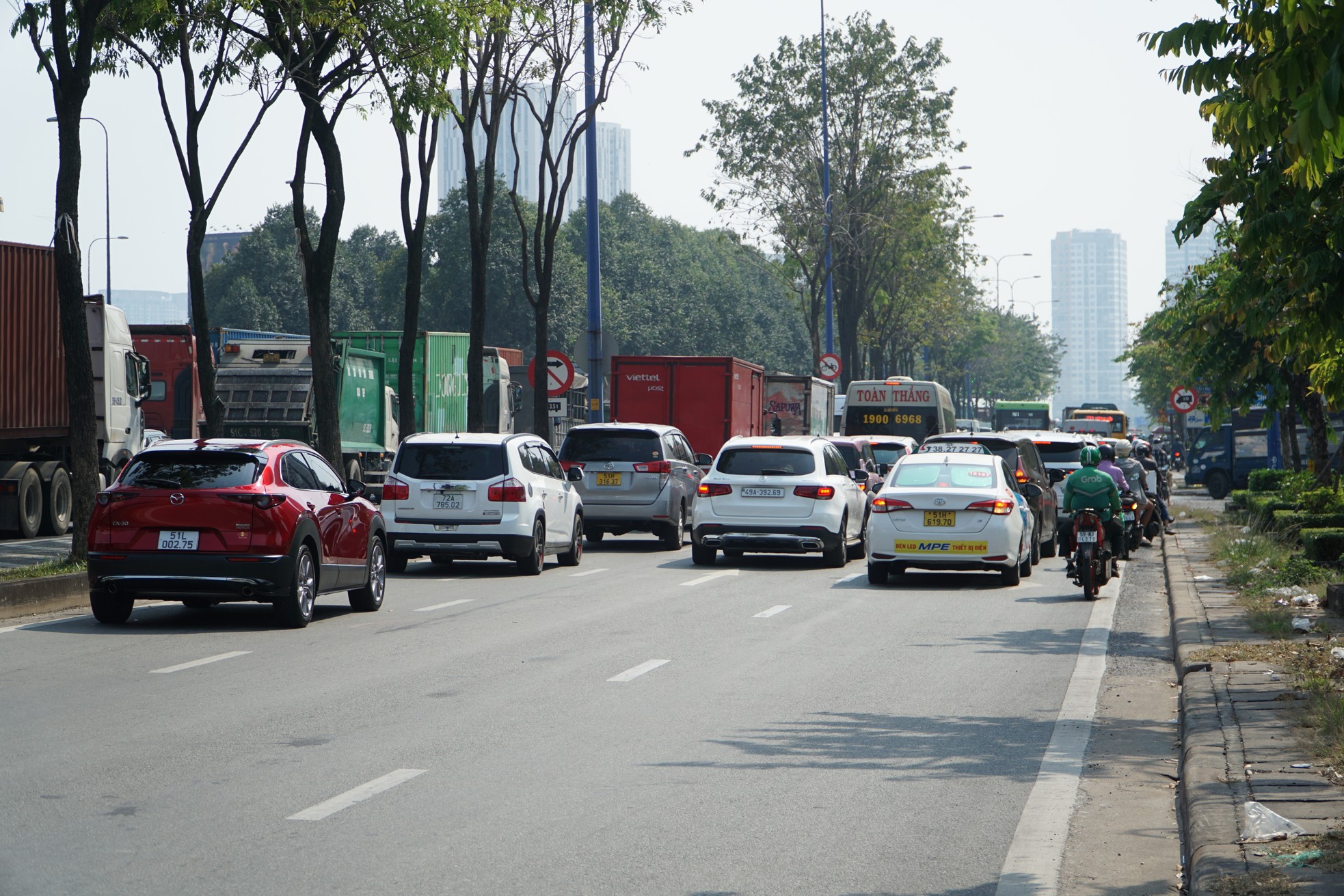 Cửa ngõ phía đông TPHCM ùn tắc từ sáng đến chiều 23 tháng Chạp ảnh 5