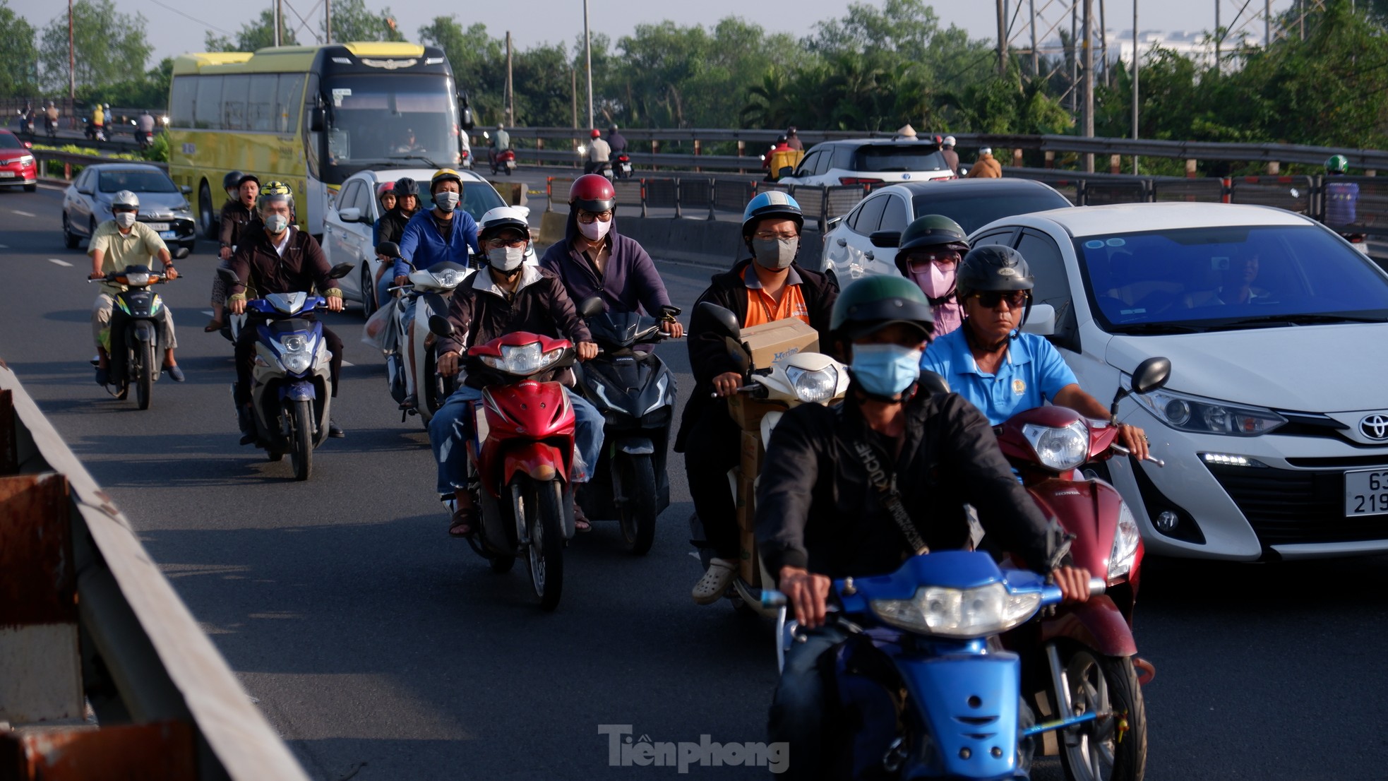 Các bến xe, cửa ngõ TPHCM đông người di chuyển về quê ăn Tết sớm ảnh 13