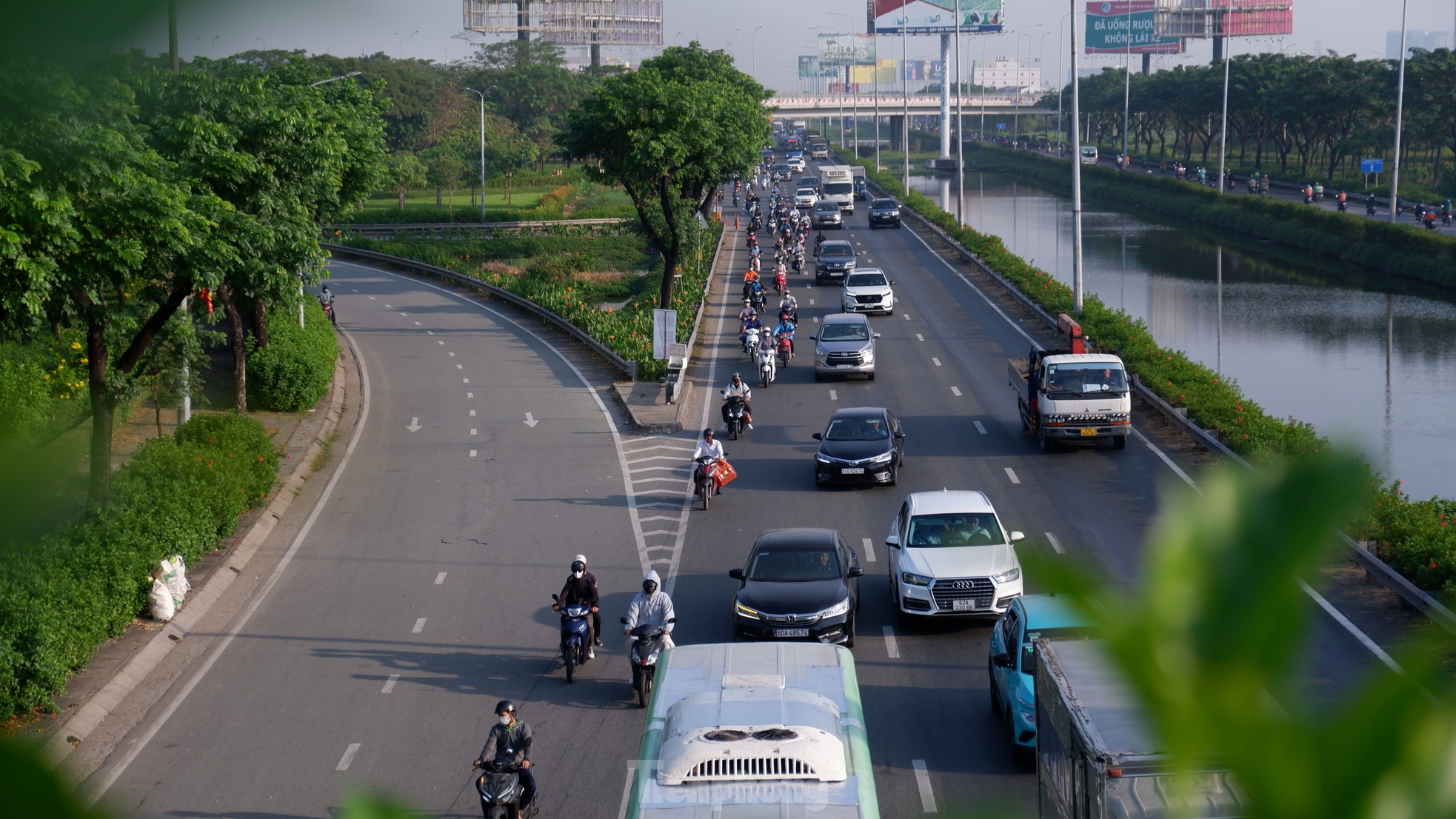 Các bến xe, cửa ngõ TPHCM đông người di chuyển về quê ăn Tết sớm ảnh 12