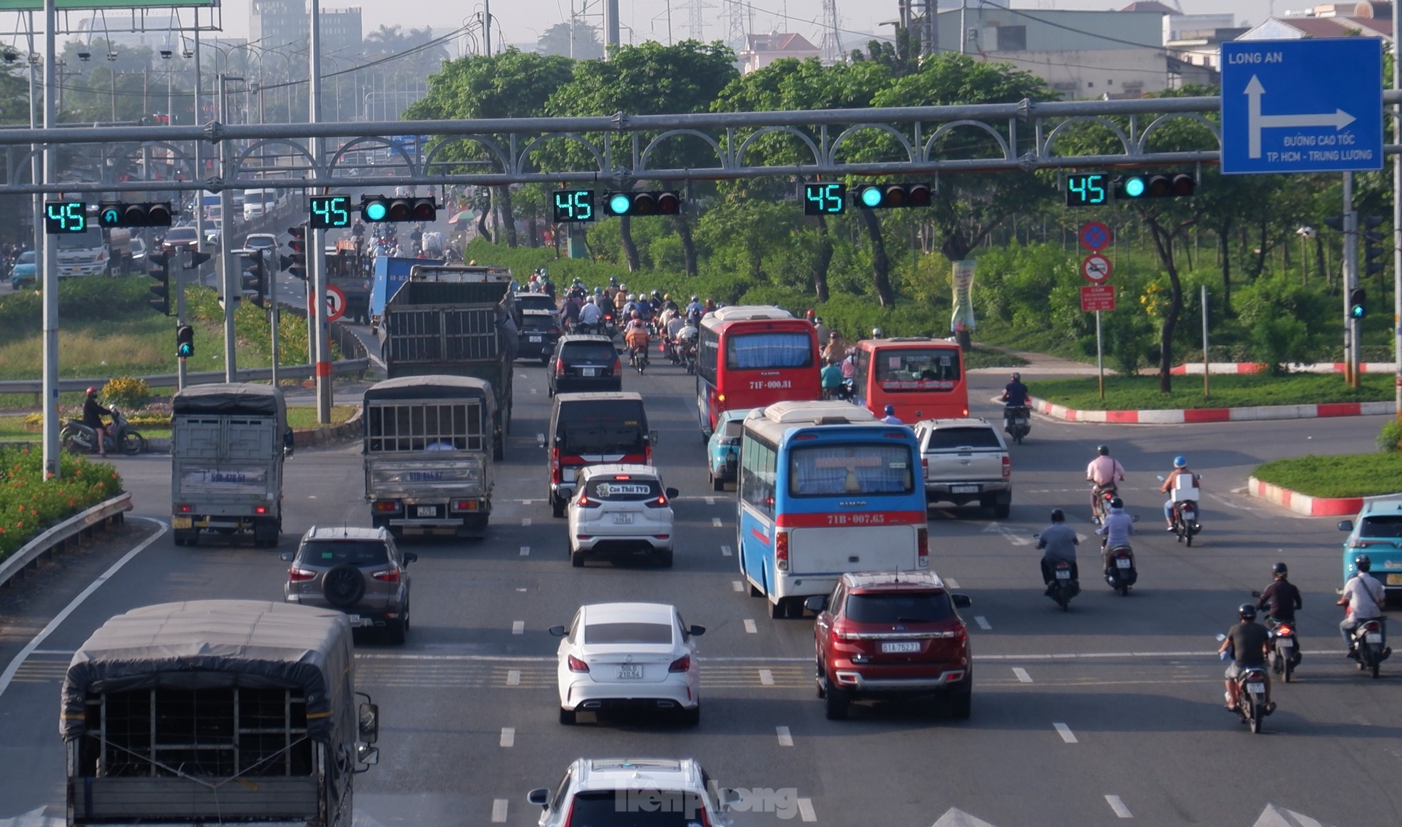 Các bến xe, cửa ngõ TPHCM đông người di chuyển về quê ăn Tết sớm ảnh 10