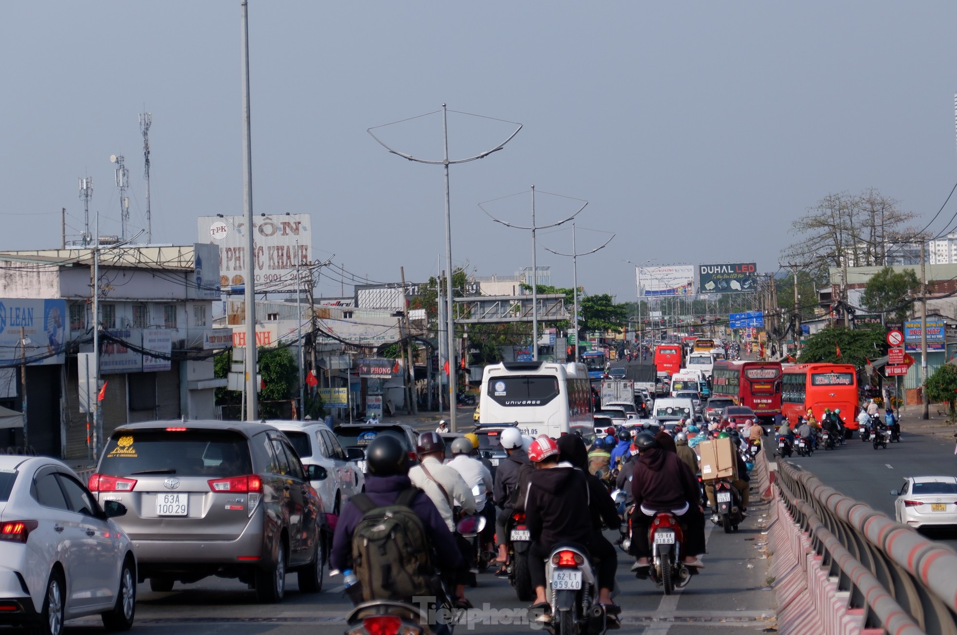 Người dân nô nức trở lại TPHCM ngày mùng 5 Tết Nguyên đán ảnh 14