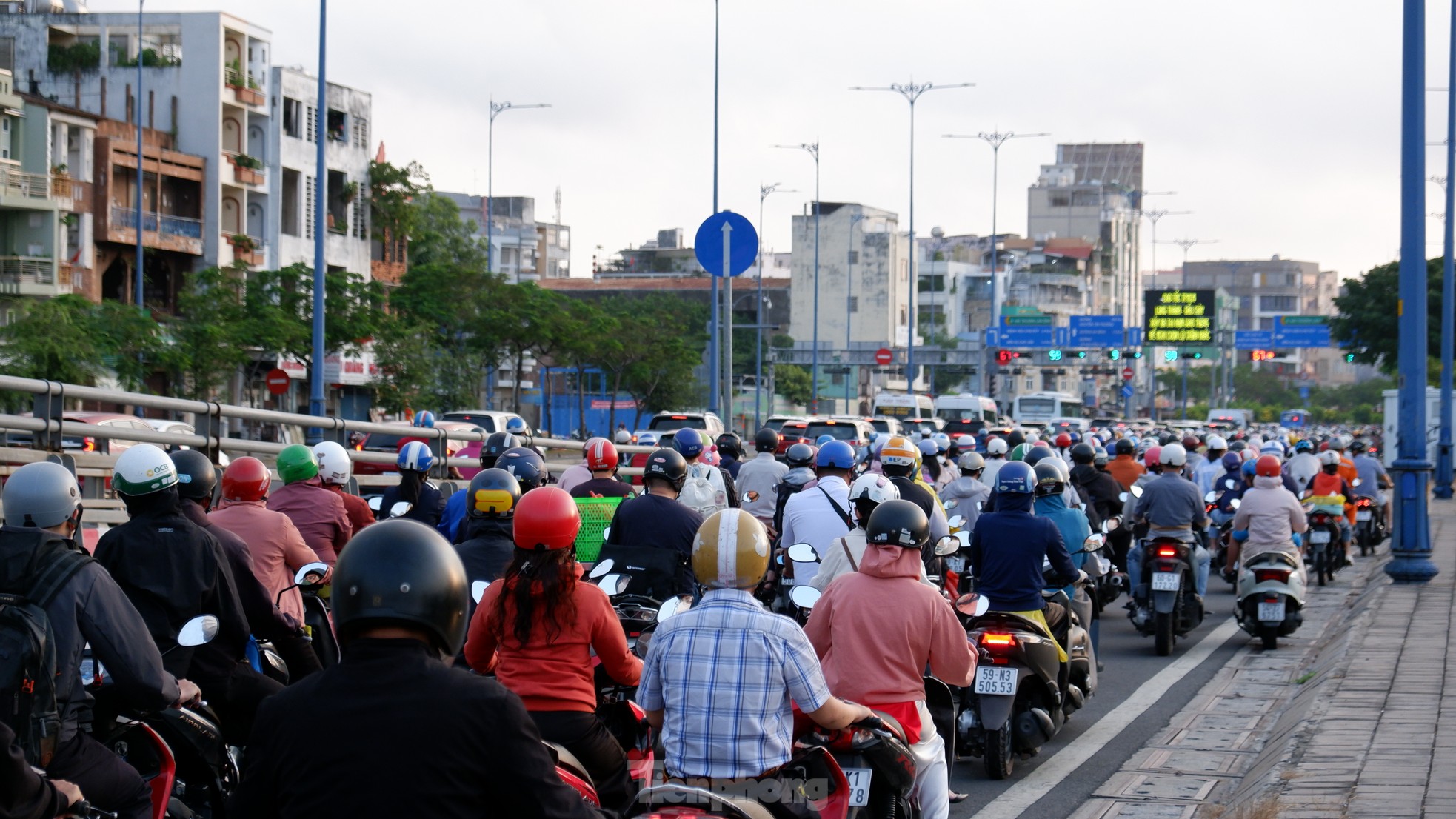 Đường vào trung tâm TPHCM chật cứng trong ngày đầu đi làm trở lại sau Tết ảnh 3