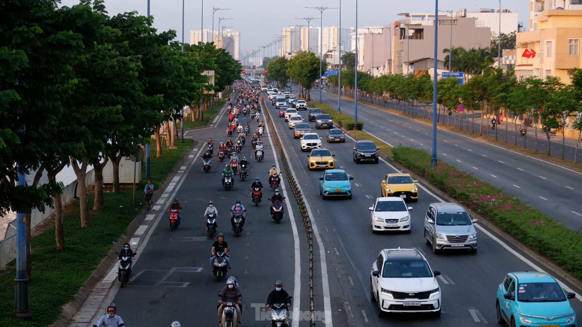 Đường vào trung tâm TPHCM chật cứng trong ngày đầu đi làm trở lại sau Tết ảnh 1