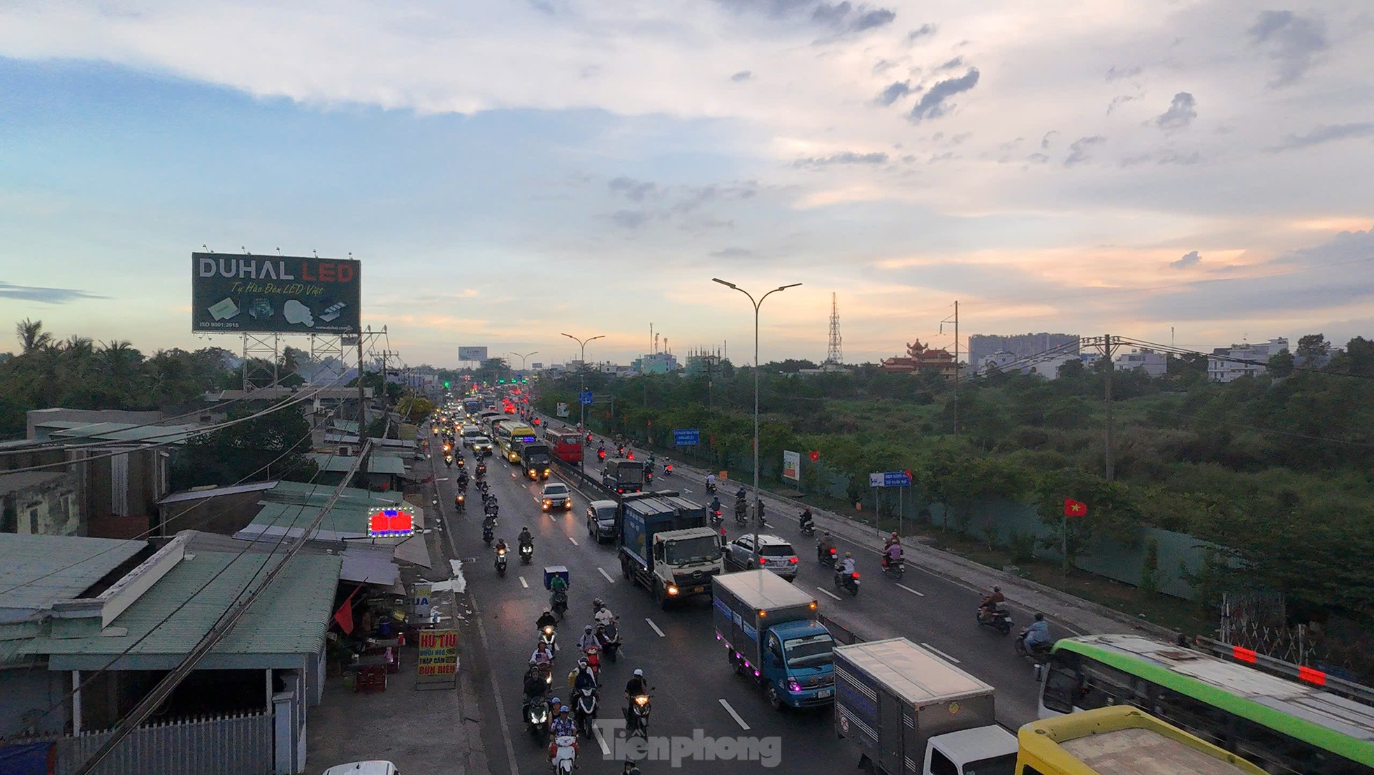 Người xe ùn ùn đổ về TPHCM dù chưa hết lễ ảnh 4