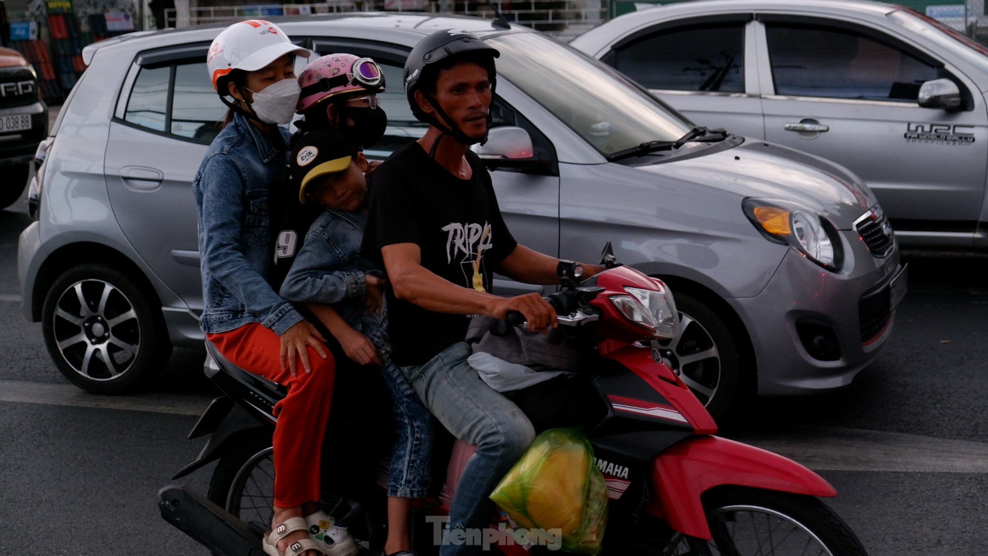 Người xe ùn ùn đổ về TPHCM dù chưa hết lễ ảnh 9