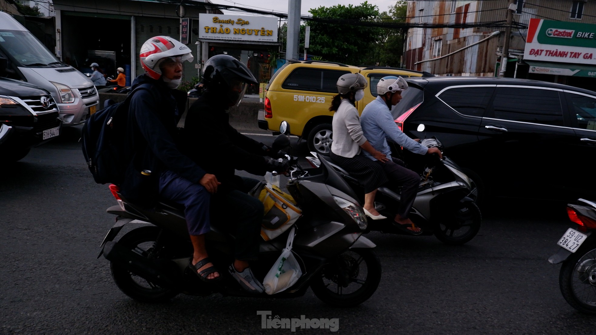 Người xe ùn ùn đổ về TPHCM dù chưa hết lễ ảnh 8
