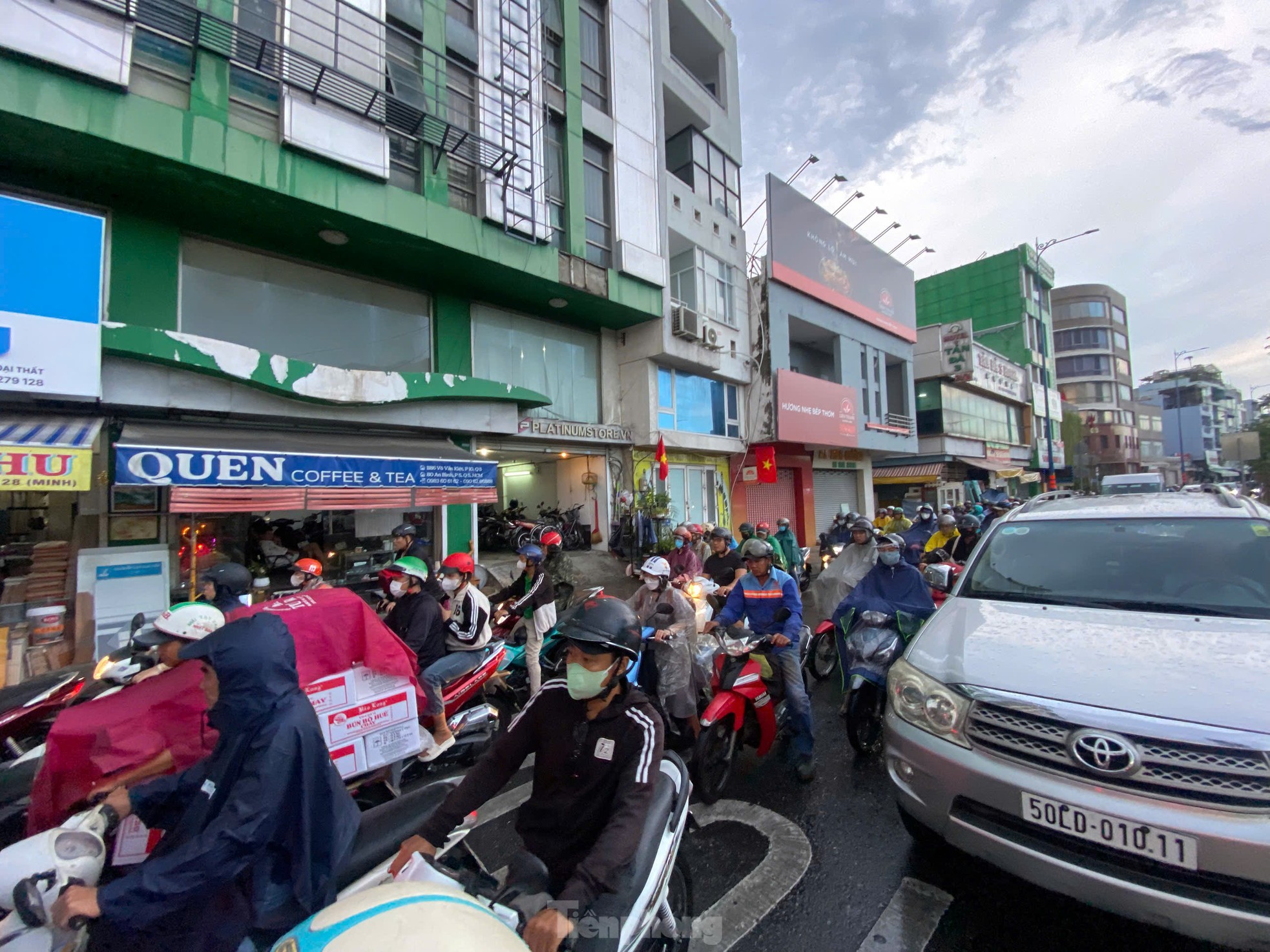 Mưa lớn đầu mùa giải nhiệt ở TPHCM ảnh 3