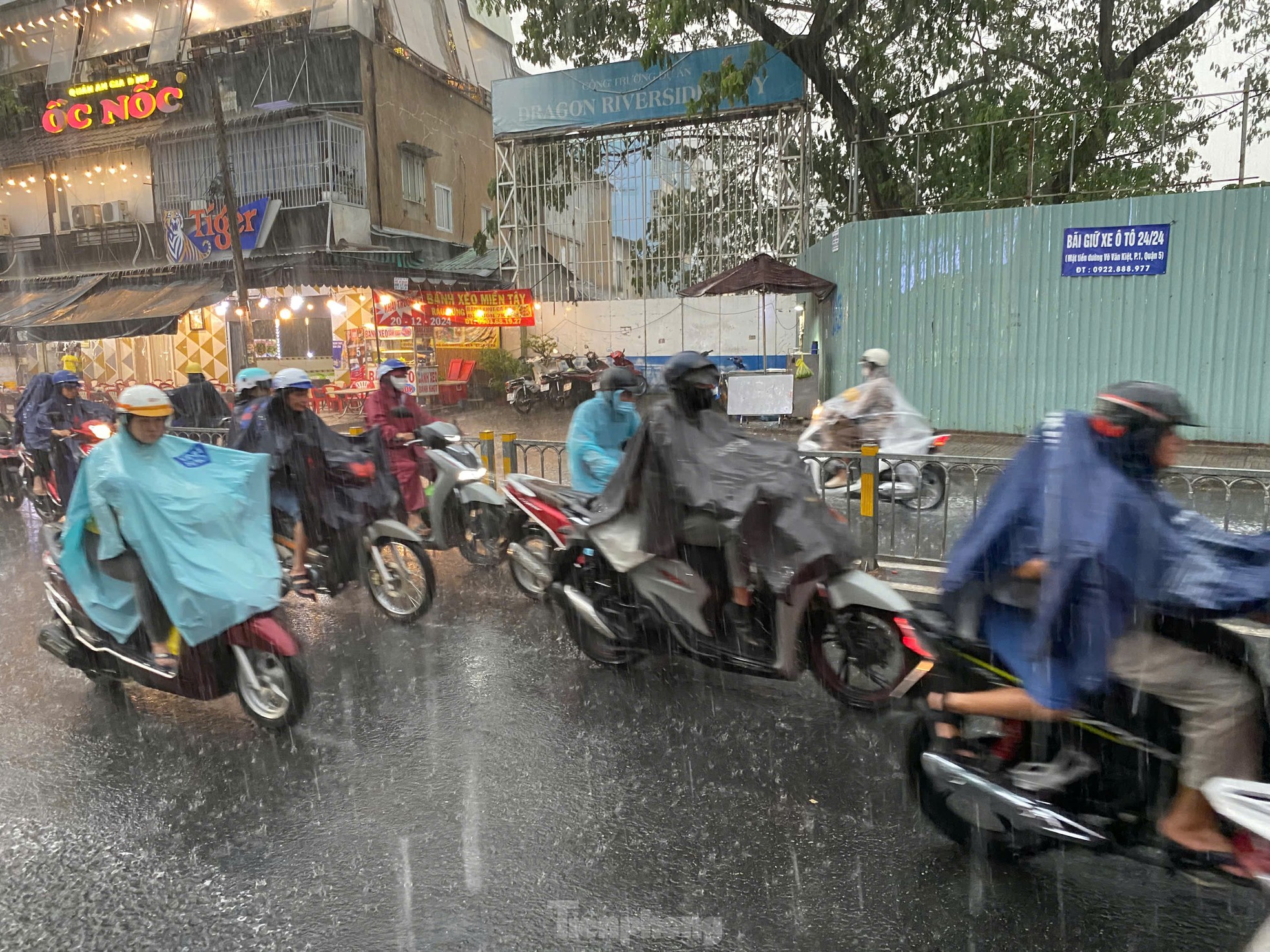 Mưa lớn đầu mùa giải nhiệt ở TPHCM ảnh 2