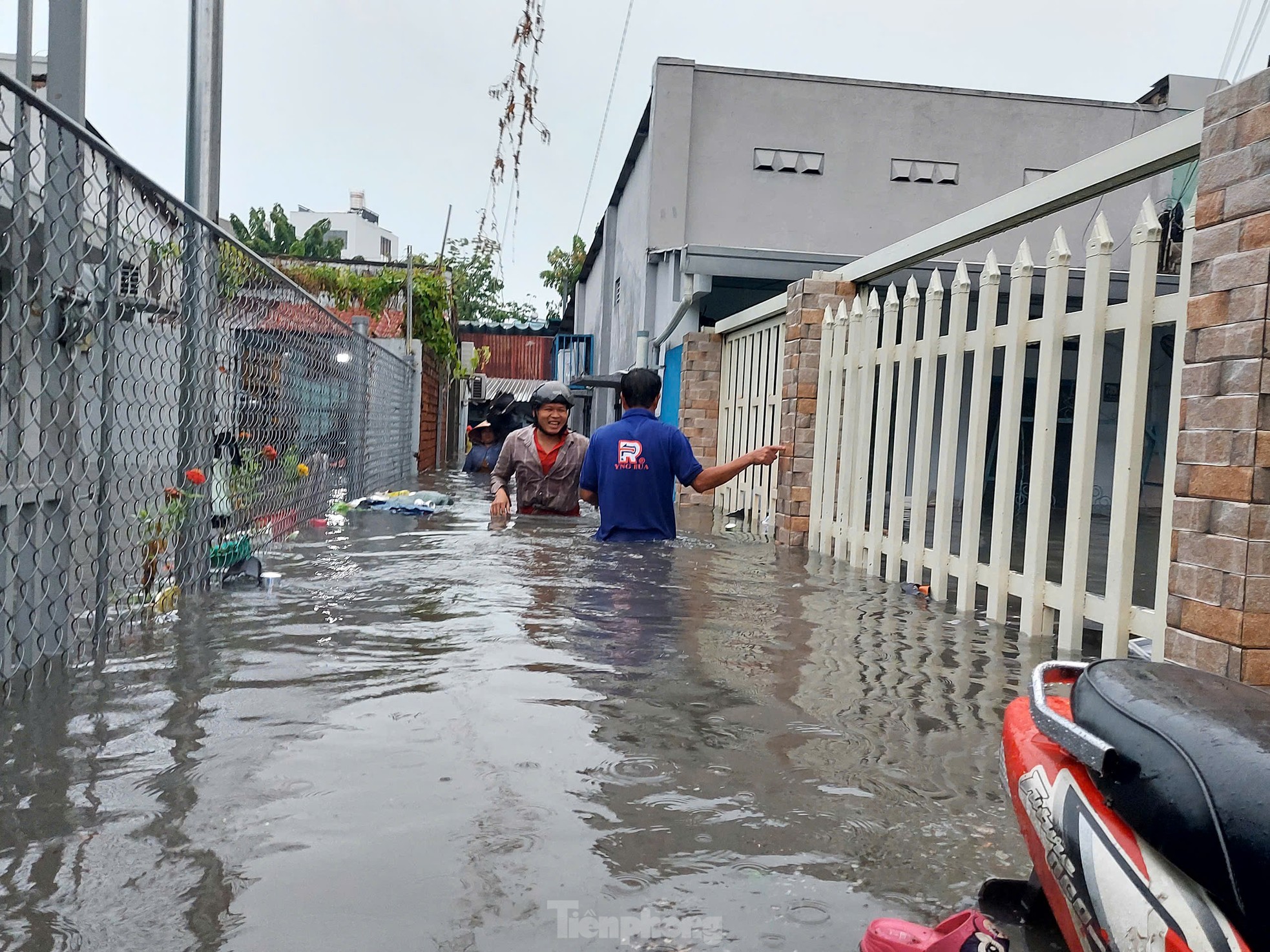 TPHCM: Mưa lớn đầu mùa, người dân 'chạy ngập' ảnh 7