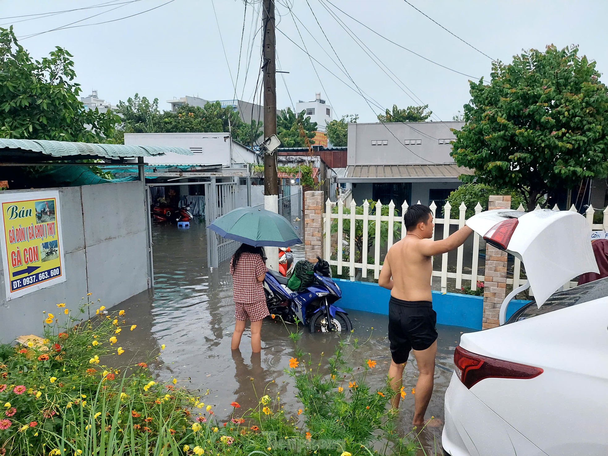 TPHCM: Mưa lớn đầu mùa, người dân 'chạy ngập' ảnh 8
