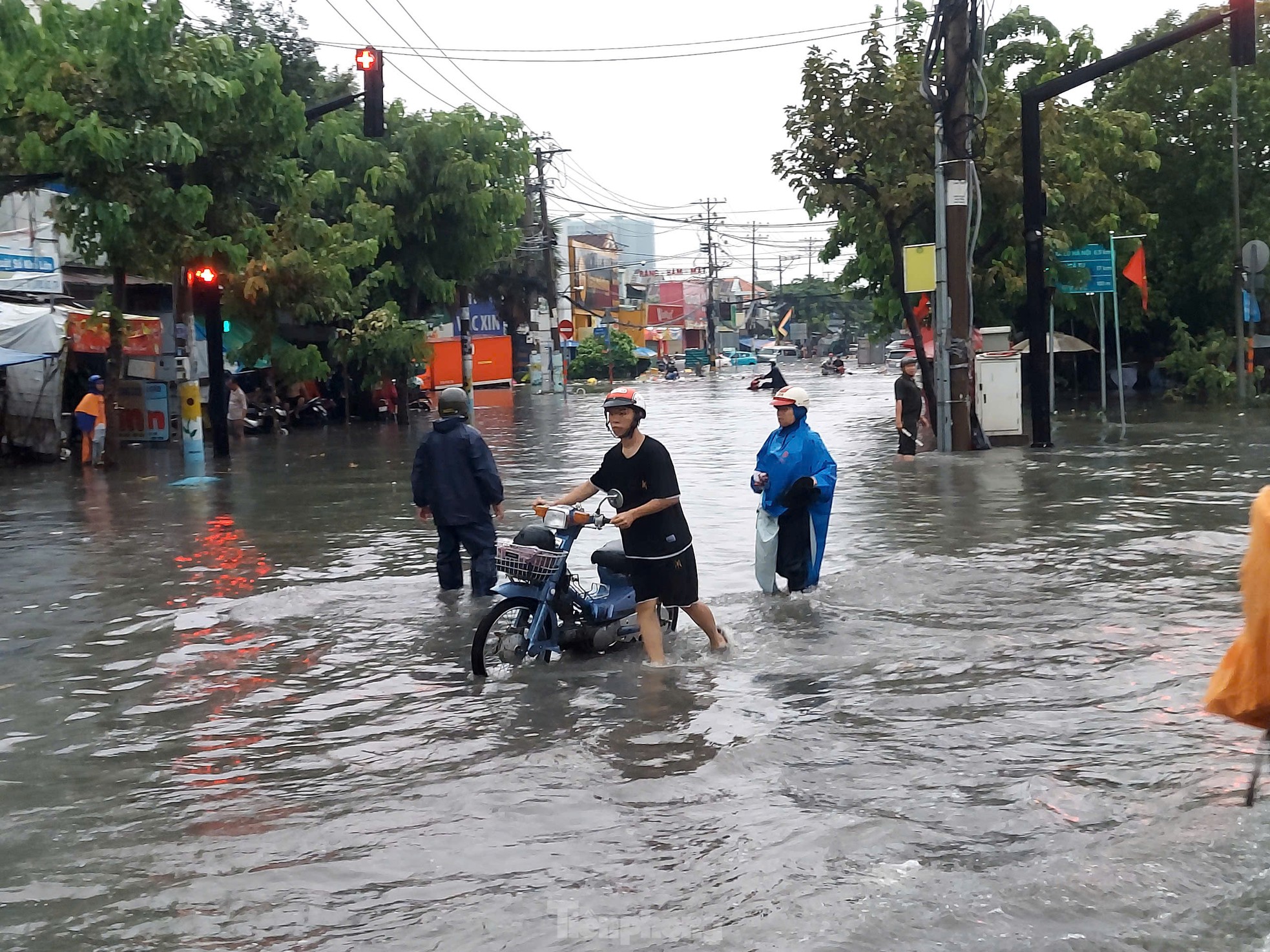 TPHCM: Mưa lớn đầu mùa, người dân 'chạy ngập' ảnh 2