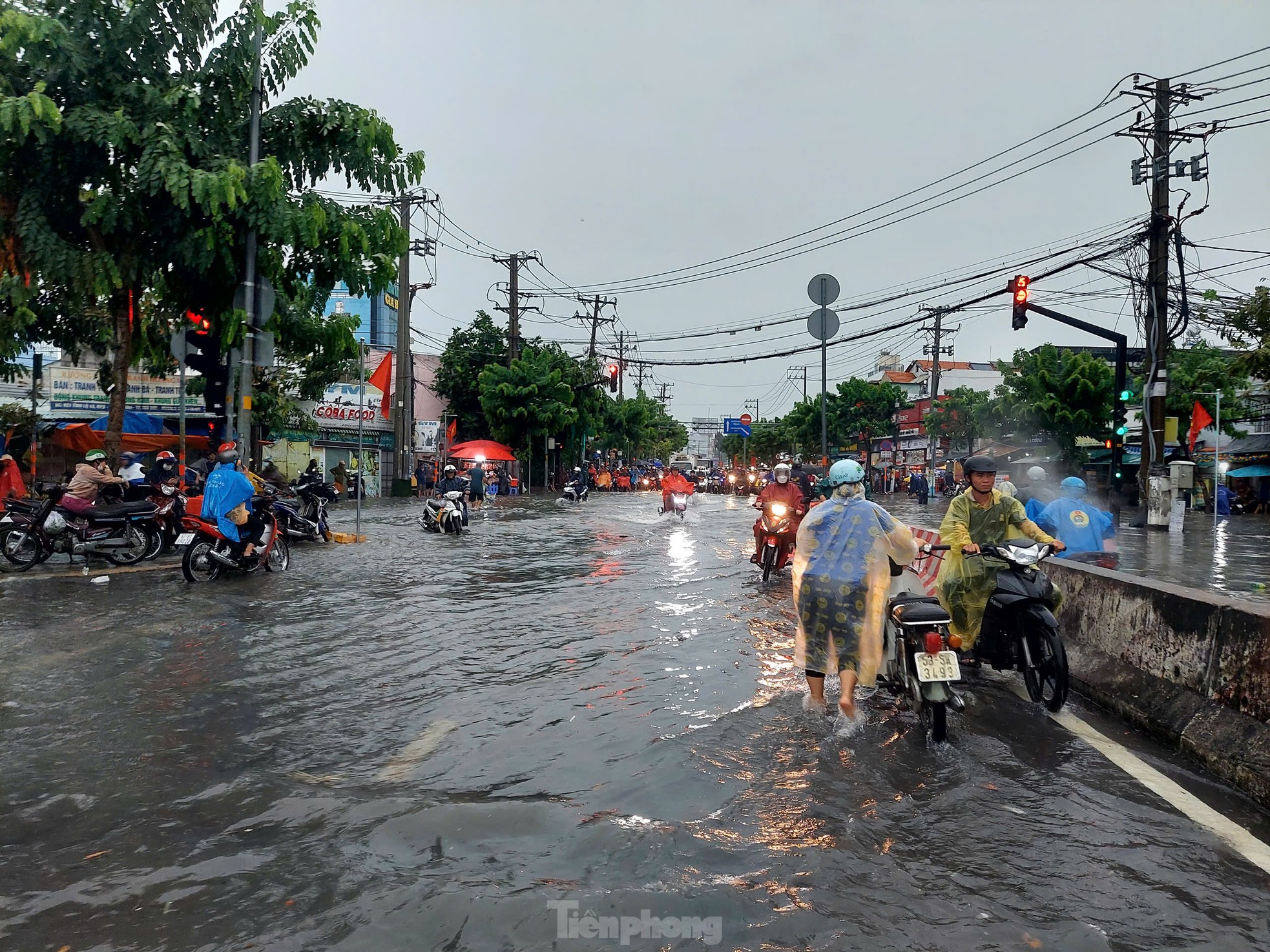 TPHCM: Mưa lớn đầu mùa, người dân 'chạy ngập' ảnh 1