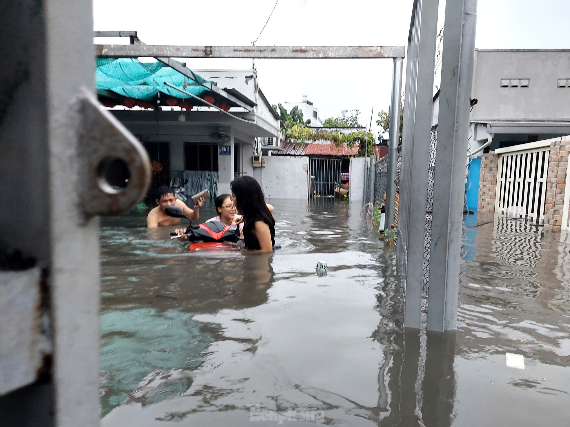 TPHCM: Mưa lớn đầu mùa, người dân 'chạy ngập' ảnh 6