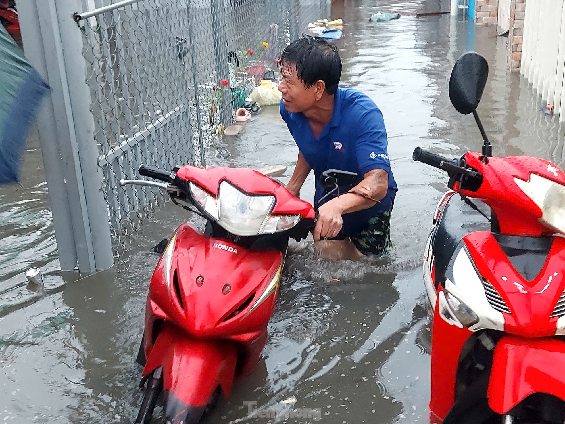 TPHCM: Mưa lớn đầu mùa, người dân 'chạy ngập' ảnh 4