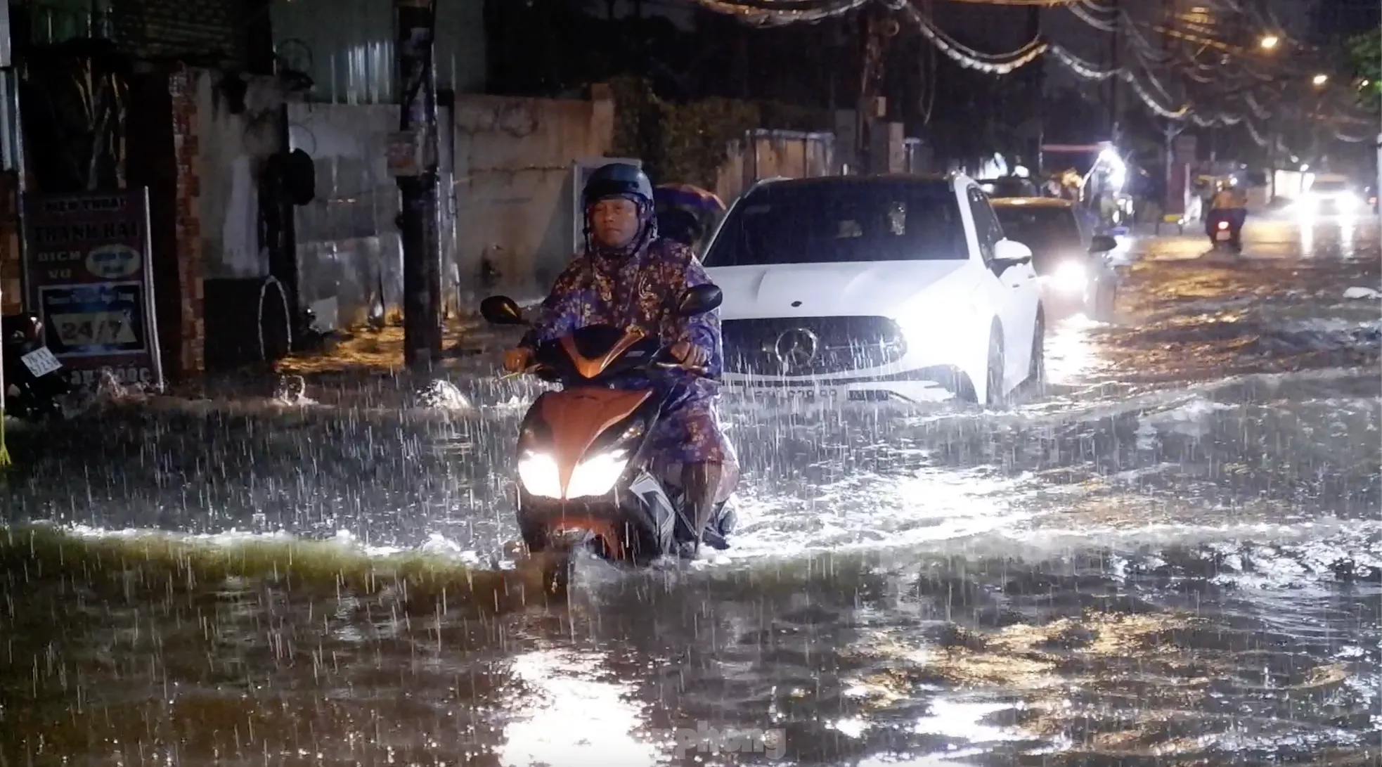 Mưa sầm sập từ chiều đến tối, người dân TPHCM bì bõm lội nước về ảnh 7