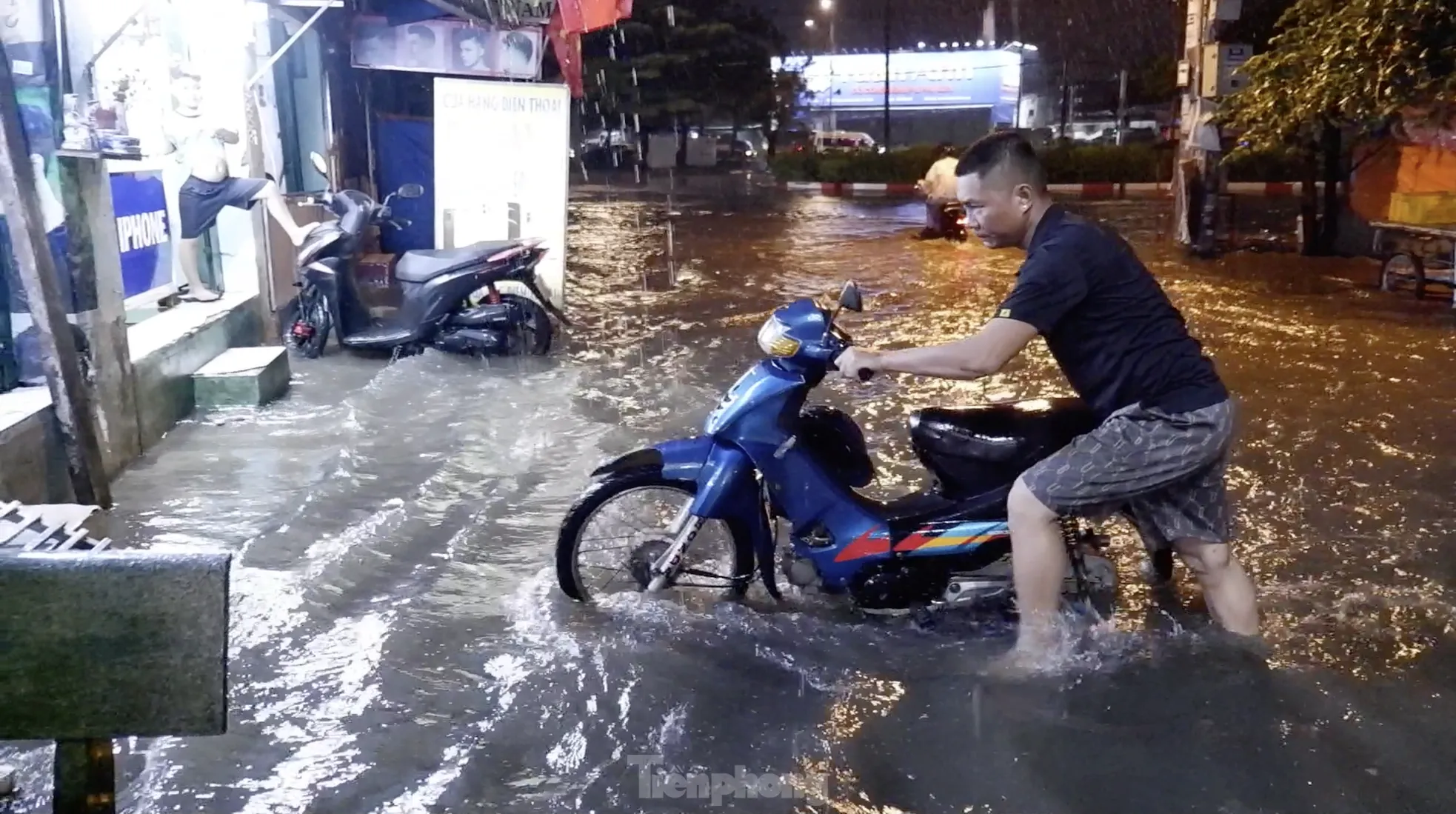 Mưa sầm sập từ chiều đến tối, người dân TPHCM bì bõm lội nước về ảnh 10