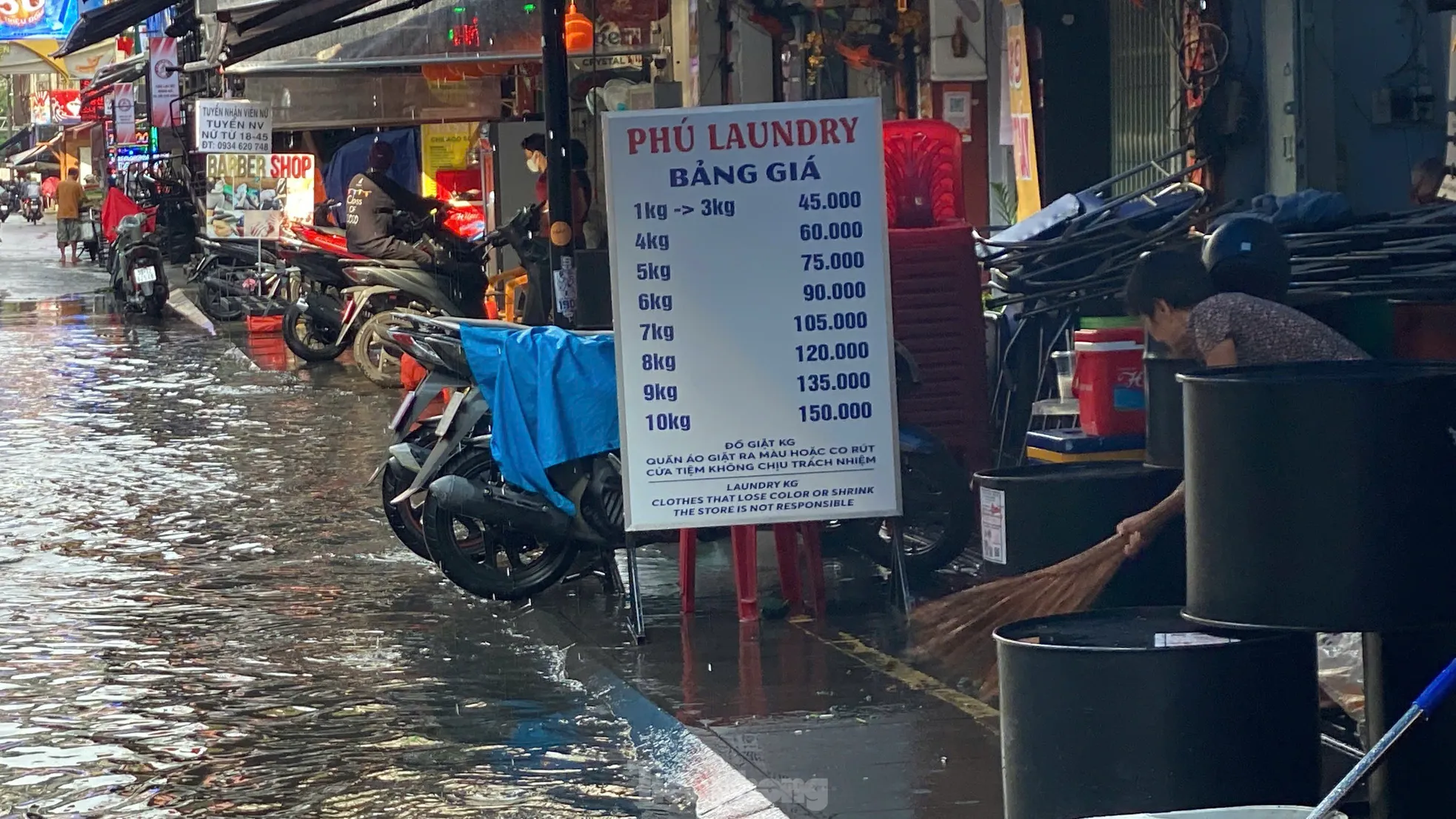 Người dân và du khách bì bõm lội nước ở 'phố Tây' Bùi Viện sau mưa lớn ảnh 7