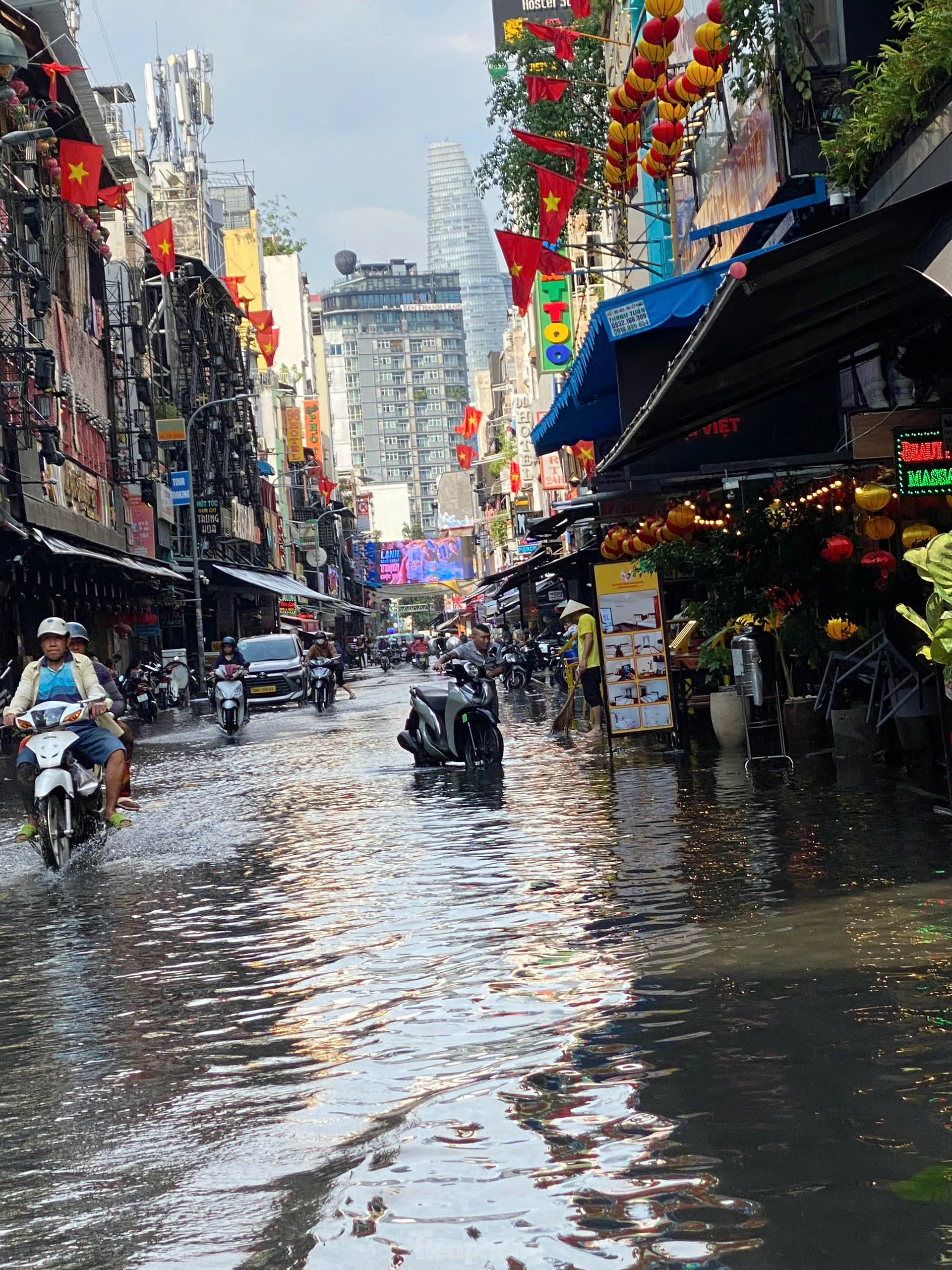 Người dân và du khách bì bõm lội nước ở 'phố Tây' Bùi Viện sau mưa lớn ảnh 10