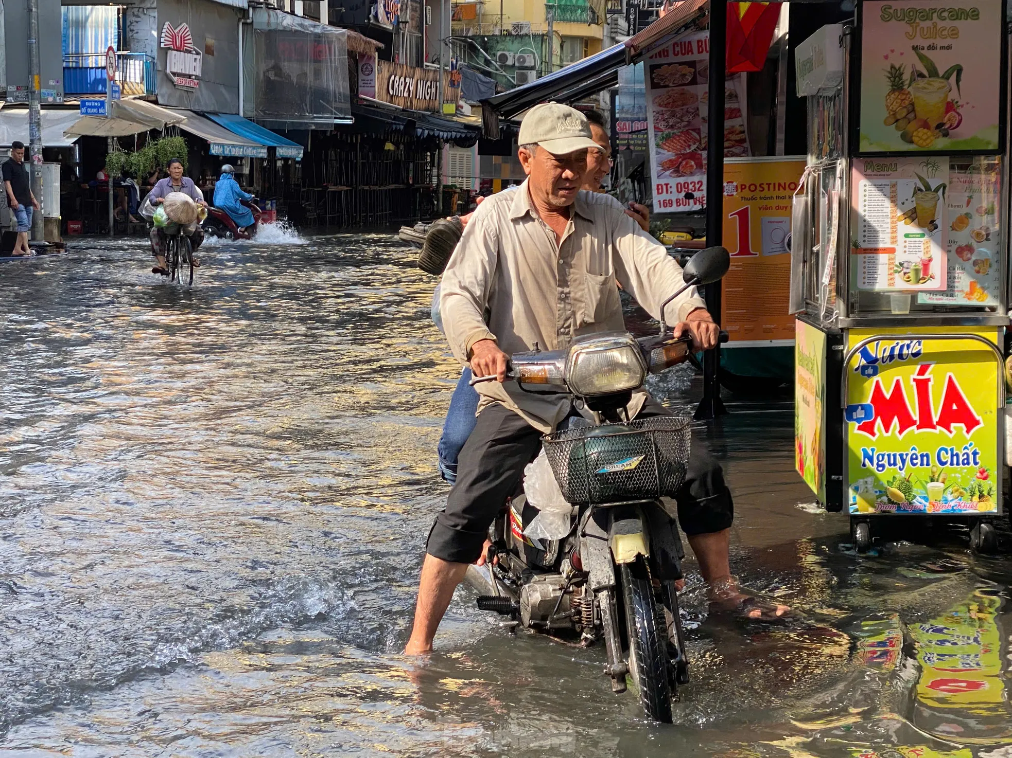 Người dân và du khách bì bõm lội nước ở 'phố Tây' Bùi Viện sau mưa lớn ảnh 2