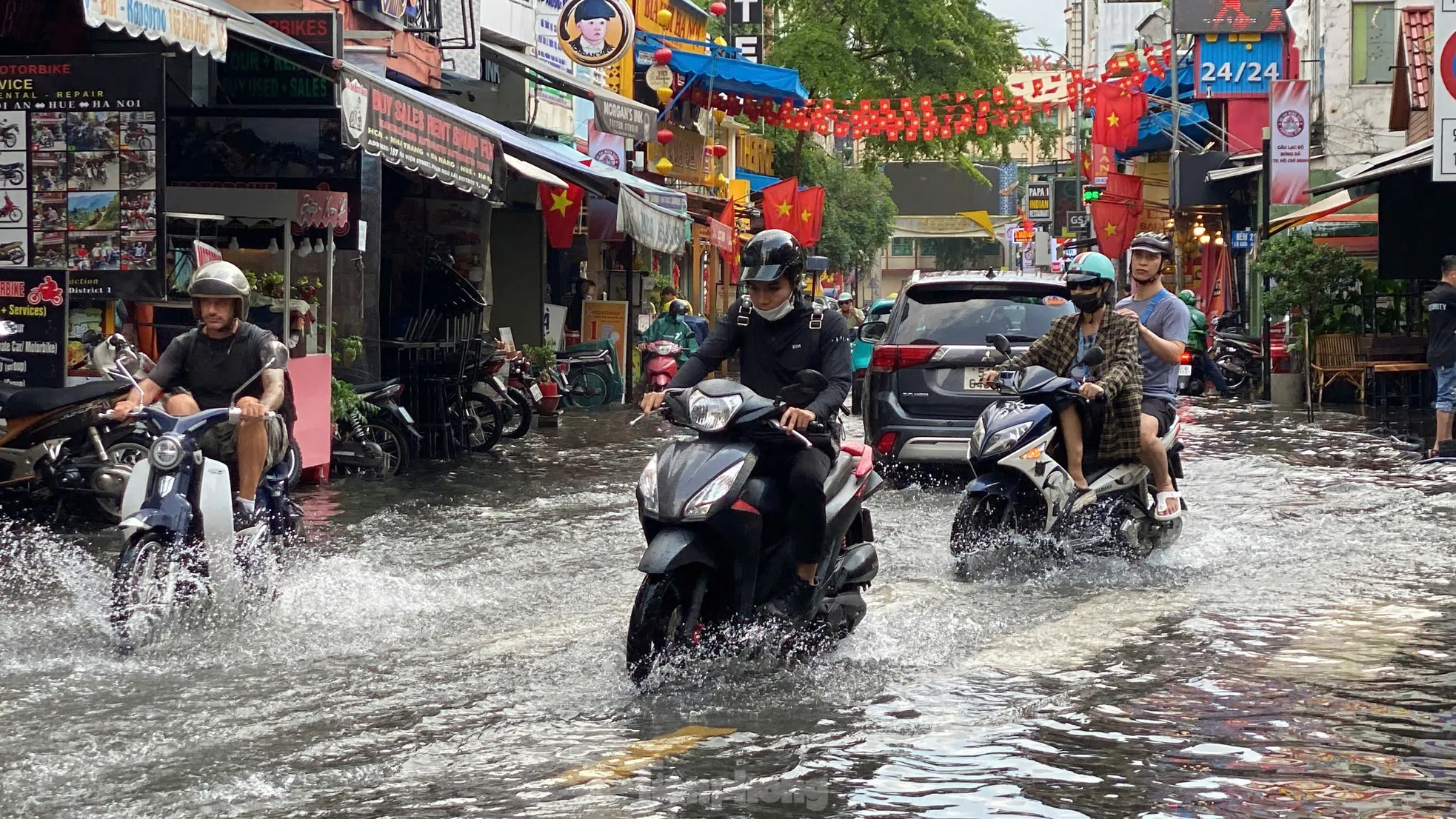 Người dân và du khách bì bõm lội nước ở 'phố Tây' Bùi Viện sau mưa lớn ảnh 1