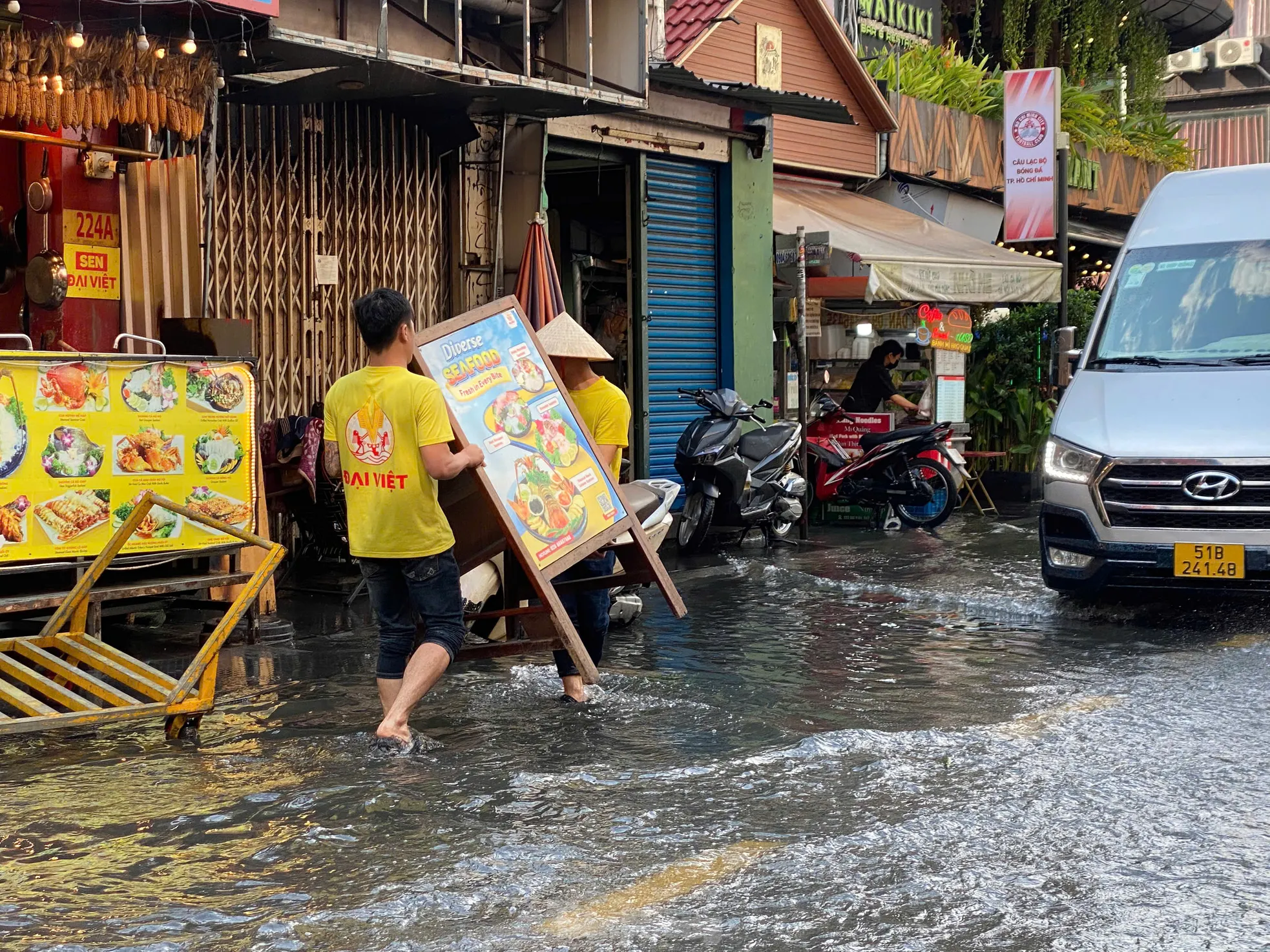 Người dân và du khách bì bõm lội nước ở 'phố Tây' Bùi Viện sau mưa lớn ảnh 6