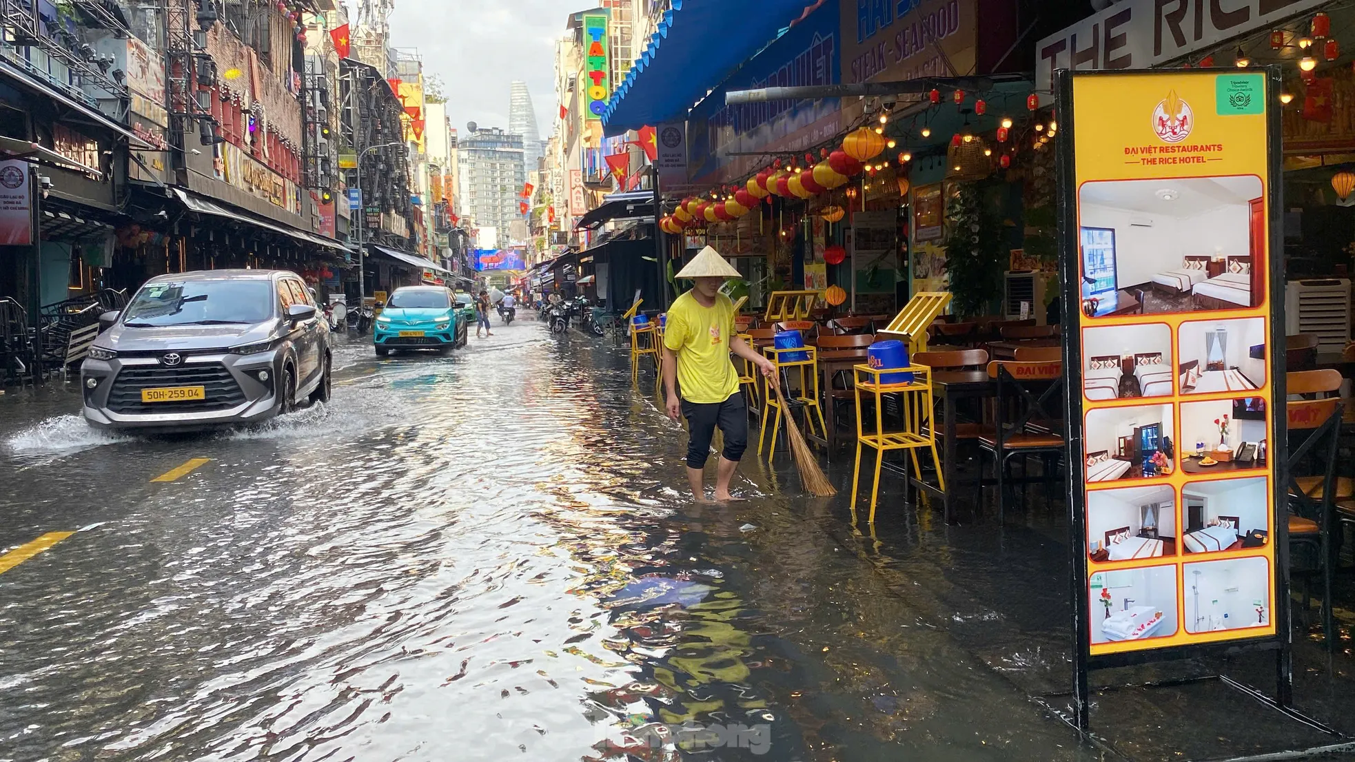 Người dân và du khách bì bõm lội nước ở 'phố Tây' Bùi Viện sau mưa lớn ảnh 4