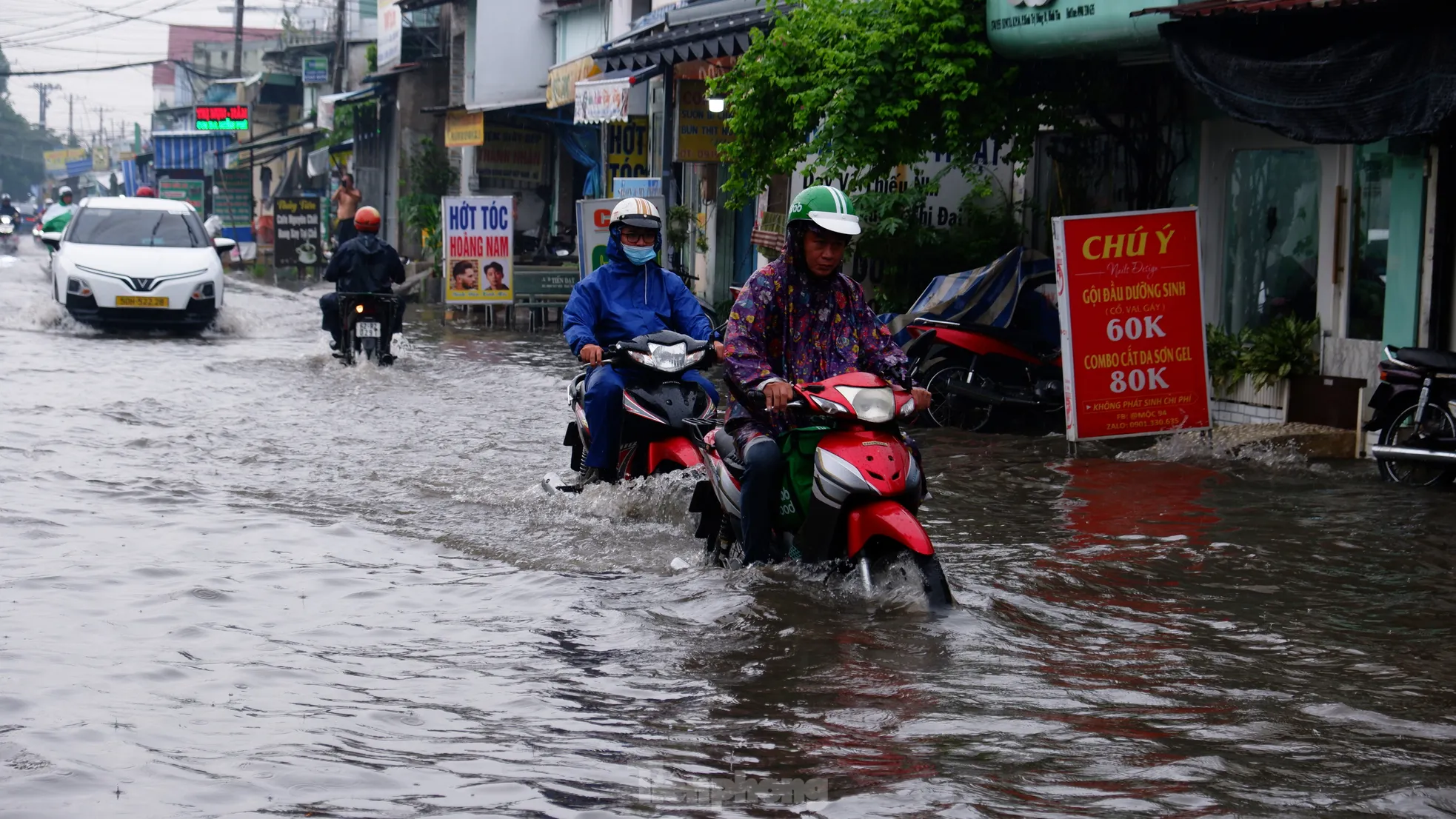 TPHCM mưa như trút gây ngập nặng, xe chết máy hàng loạt ảnh 9