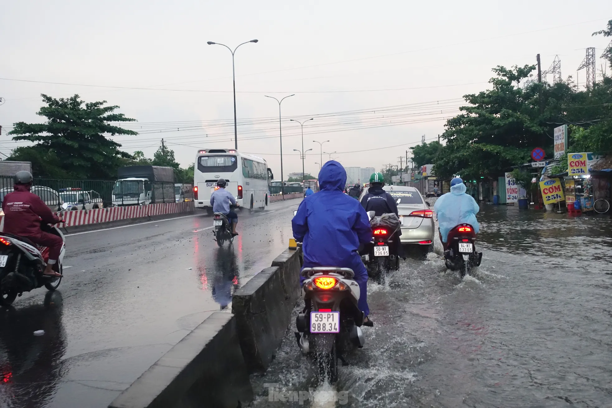 TPHCM mưa như trút gây ngập nặng, xe chết máy hàng loạt ảnh 5