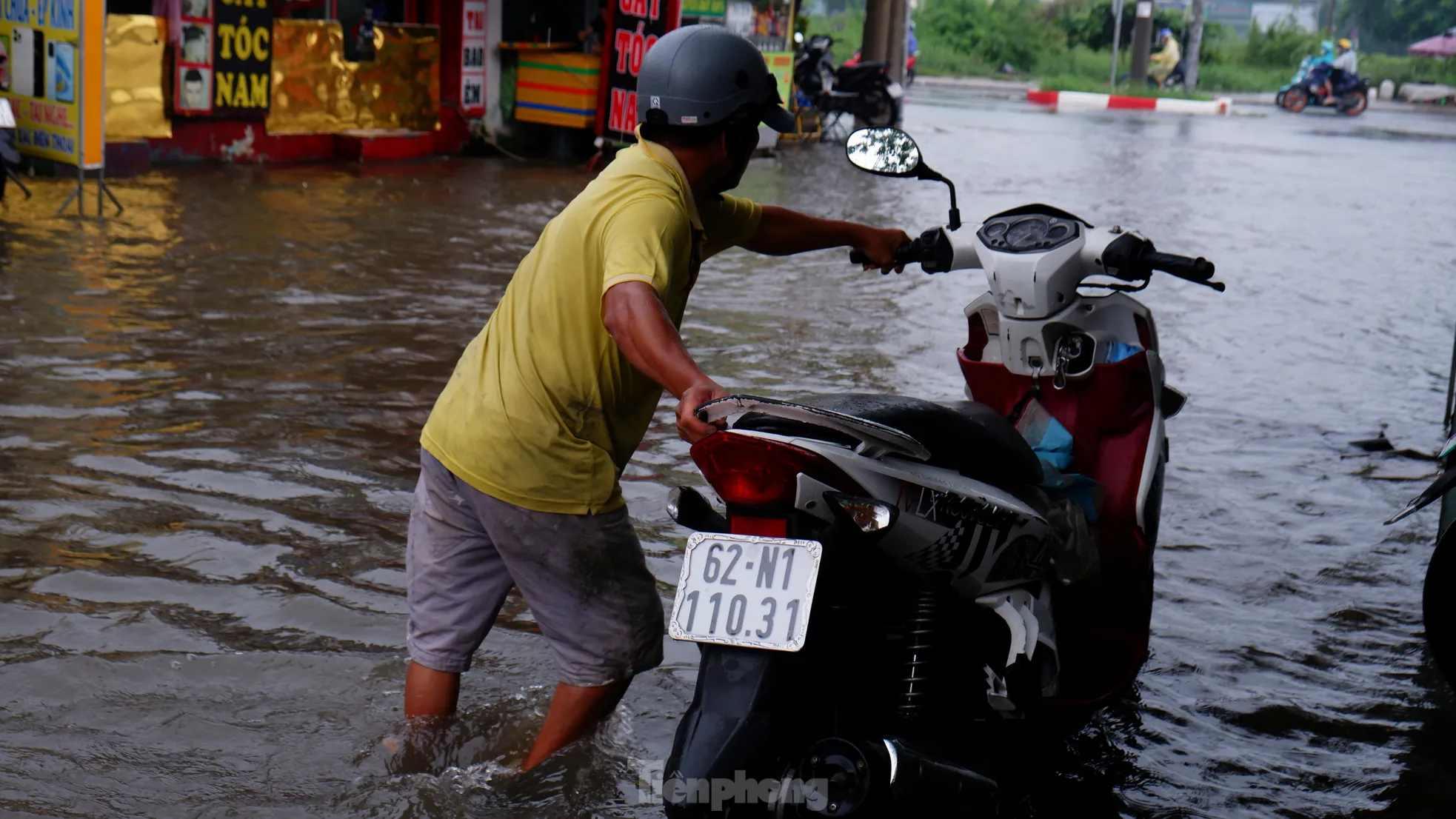 TPHCM mưa như trút gây ngập nặng, xe chết máy hàng loạt ảnh 7