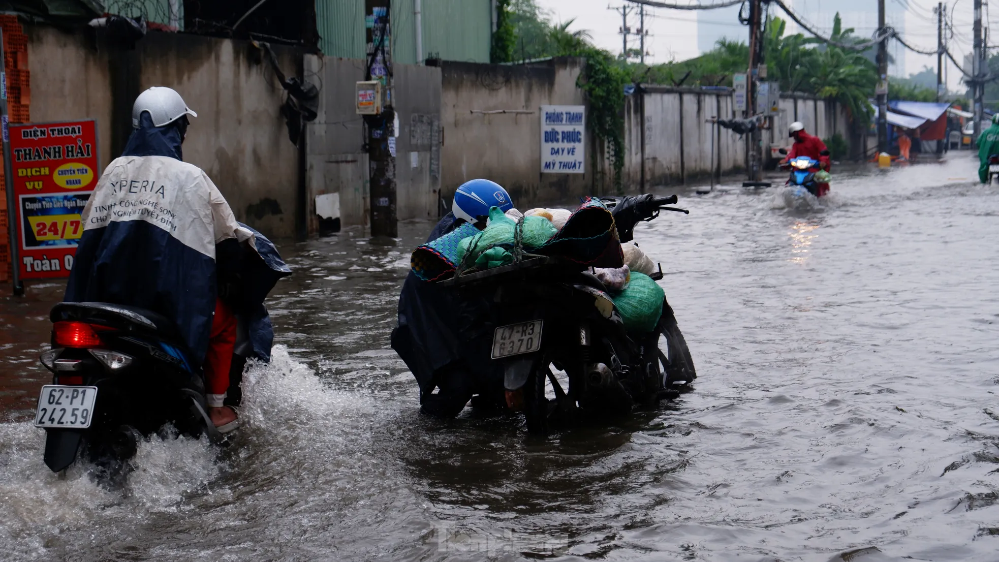 TPHCM mưa như trút gây ngập nặng, xe chết máy hàng loạt ảnh 10
