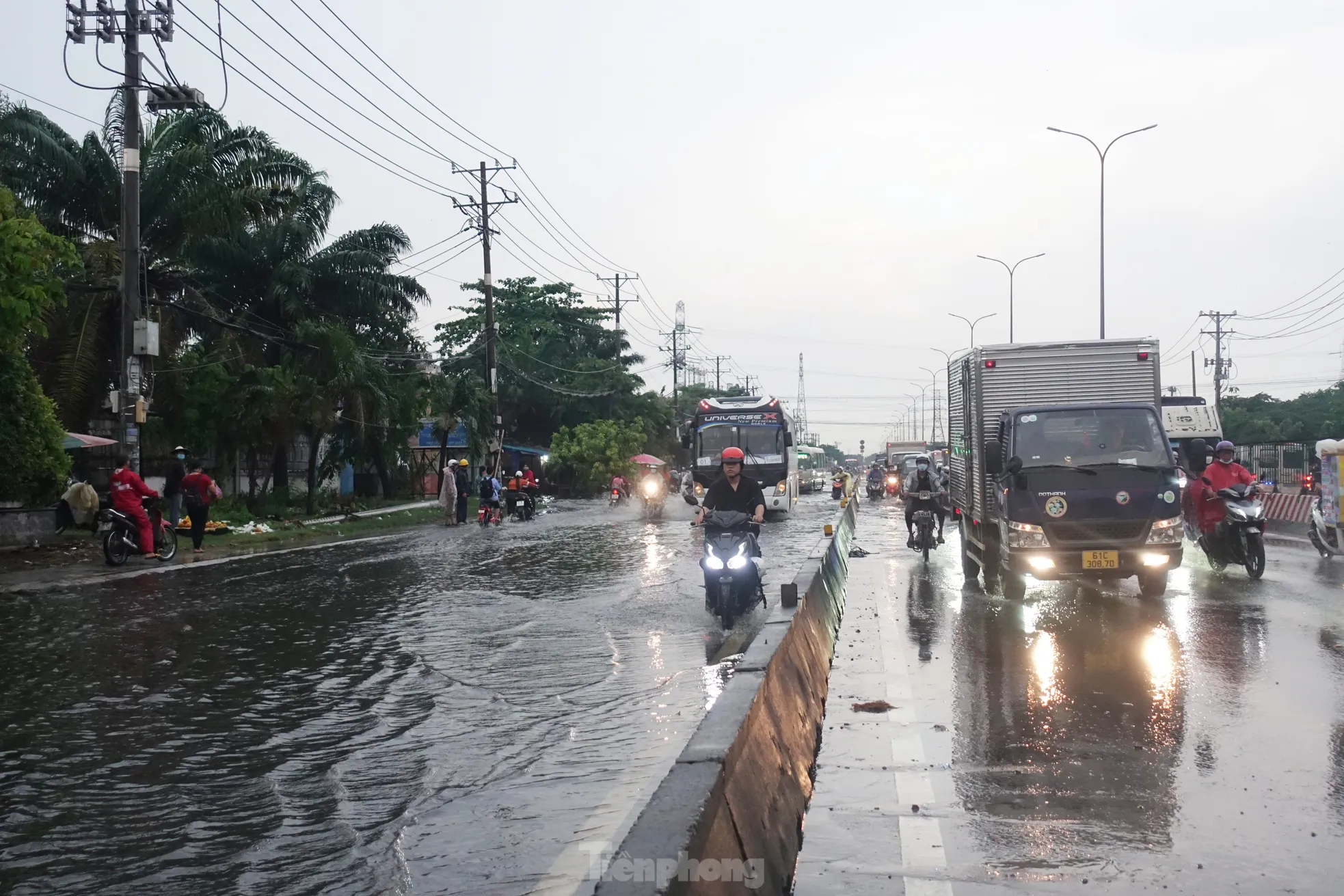 TPHCM mưa như trút gây ngập nặng, xe chết máy hàng loạt ảnh 3