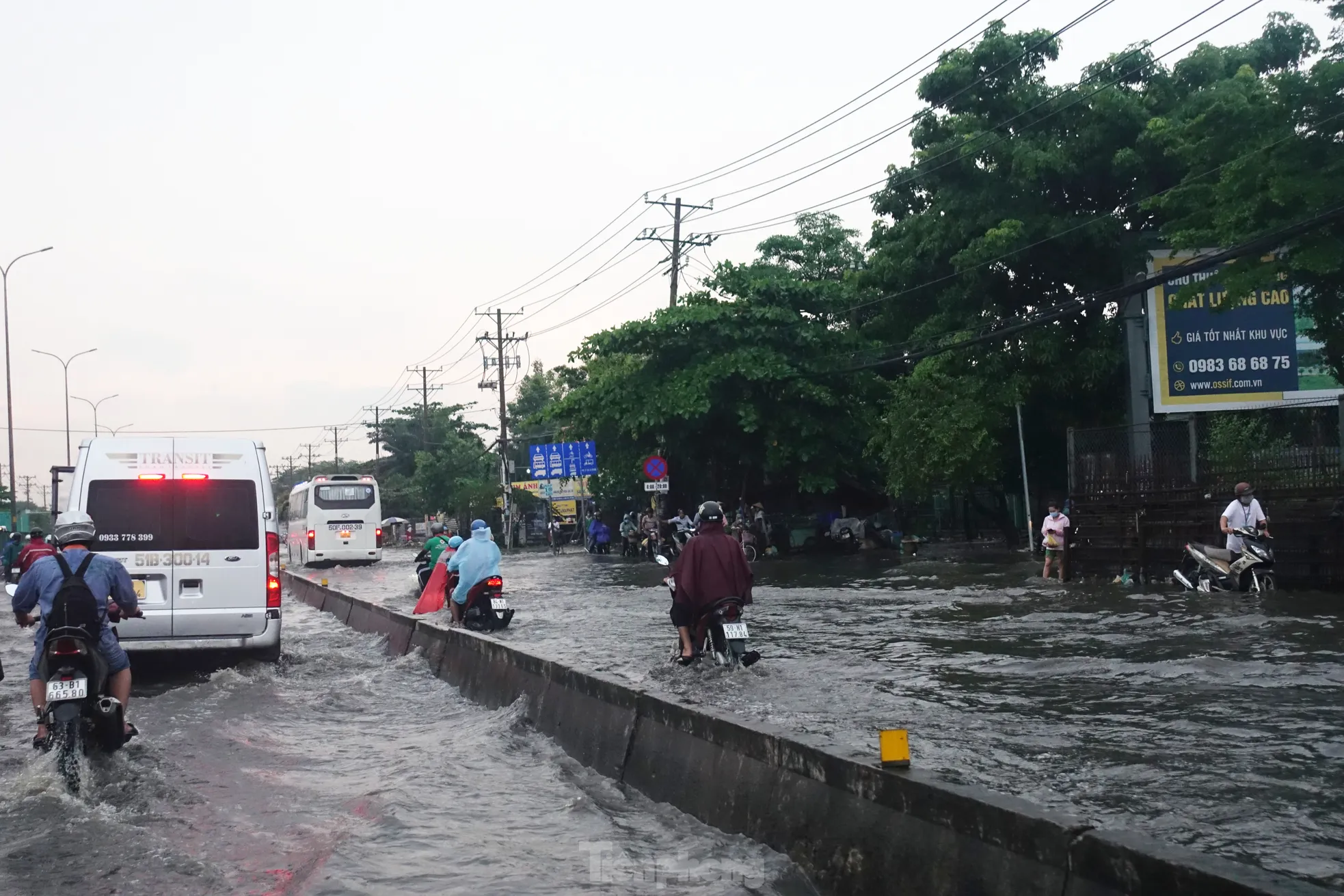 TPHCM mưa như trút gây ngập nặng, xe chết máy hàng loạt ảnh 2