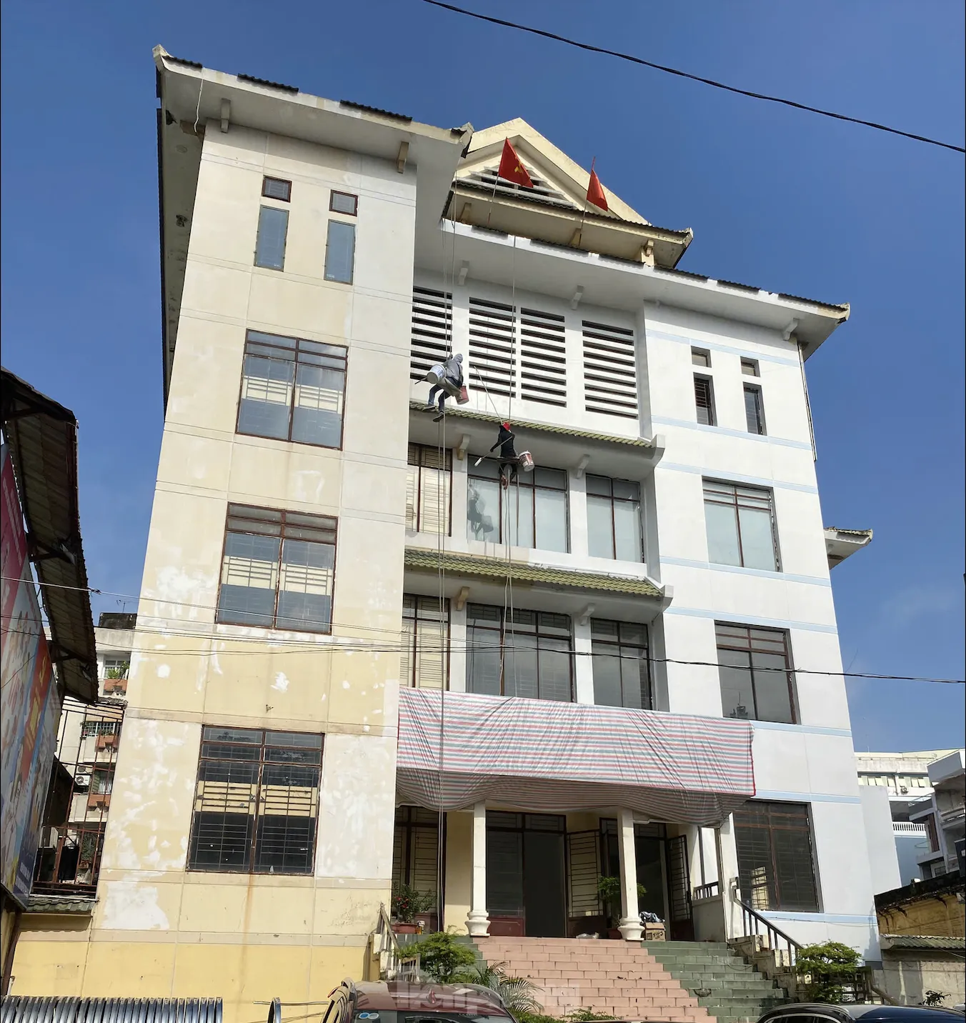 Hình ảnh loạt trụ sở phường ở TPHCM được lắp bảng tên mới ảnh 1