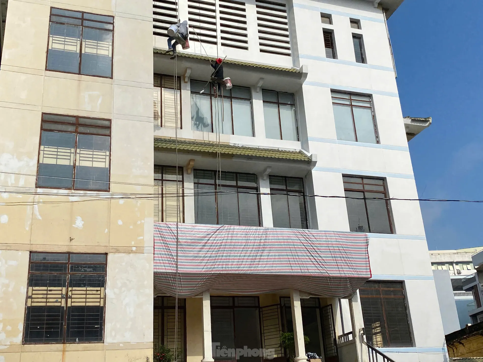 Hình ảnh loạt trụ sở phường ở TPHCM được lắp bảng tên mới ảnh 2