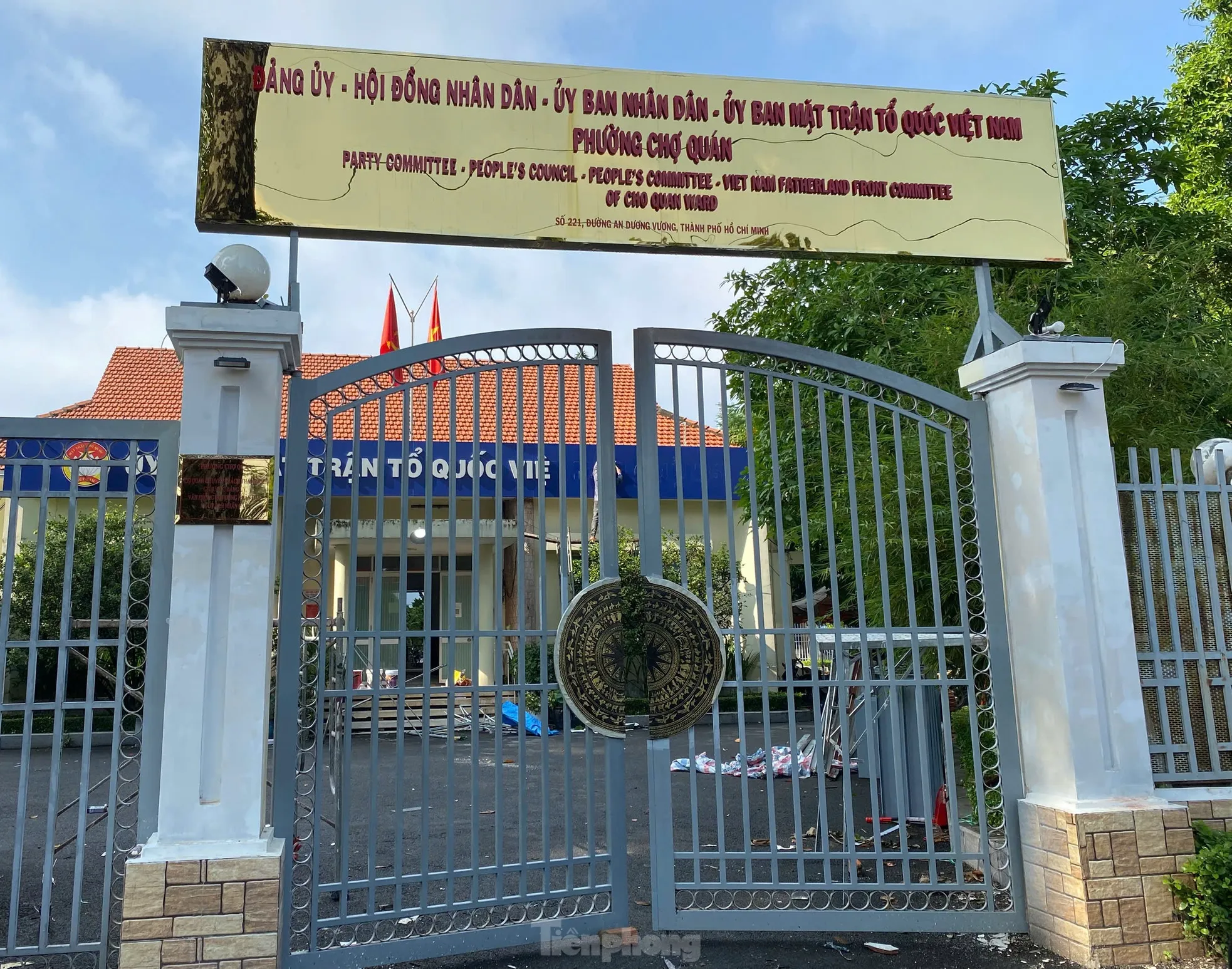 Hình ảnh loạt trụ sở phường ở TPHCM được lắp bảng tên mới ảnh 3