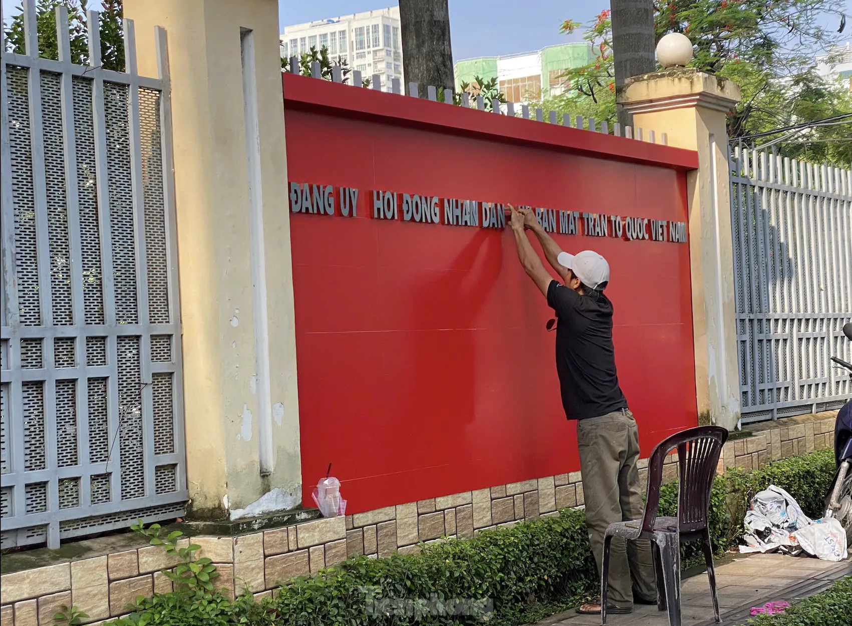 Hình ảnh loạt trụ sở phường ở TPHCM được lắp bảng tên mới ảnh 5