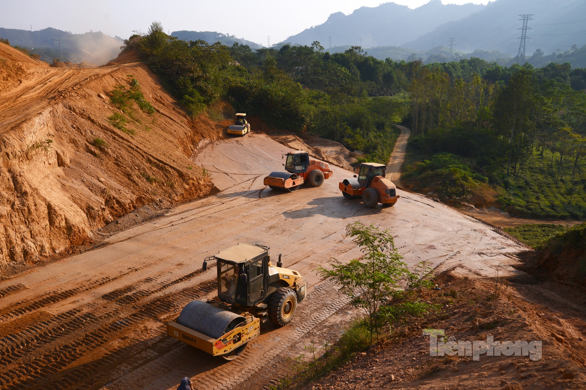 Hối hả thi công, đẩy nhanh tiến độ cao tốc Tuyên Quang - Hà Giang ảnh 10