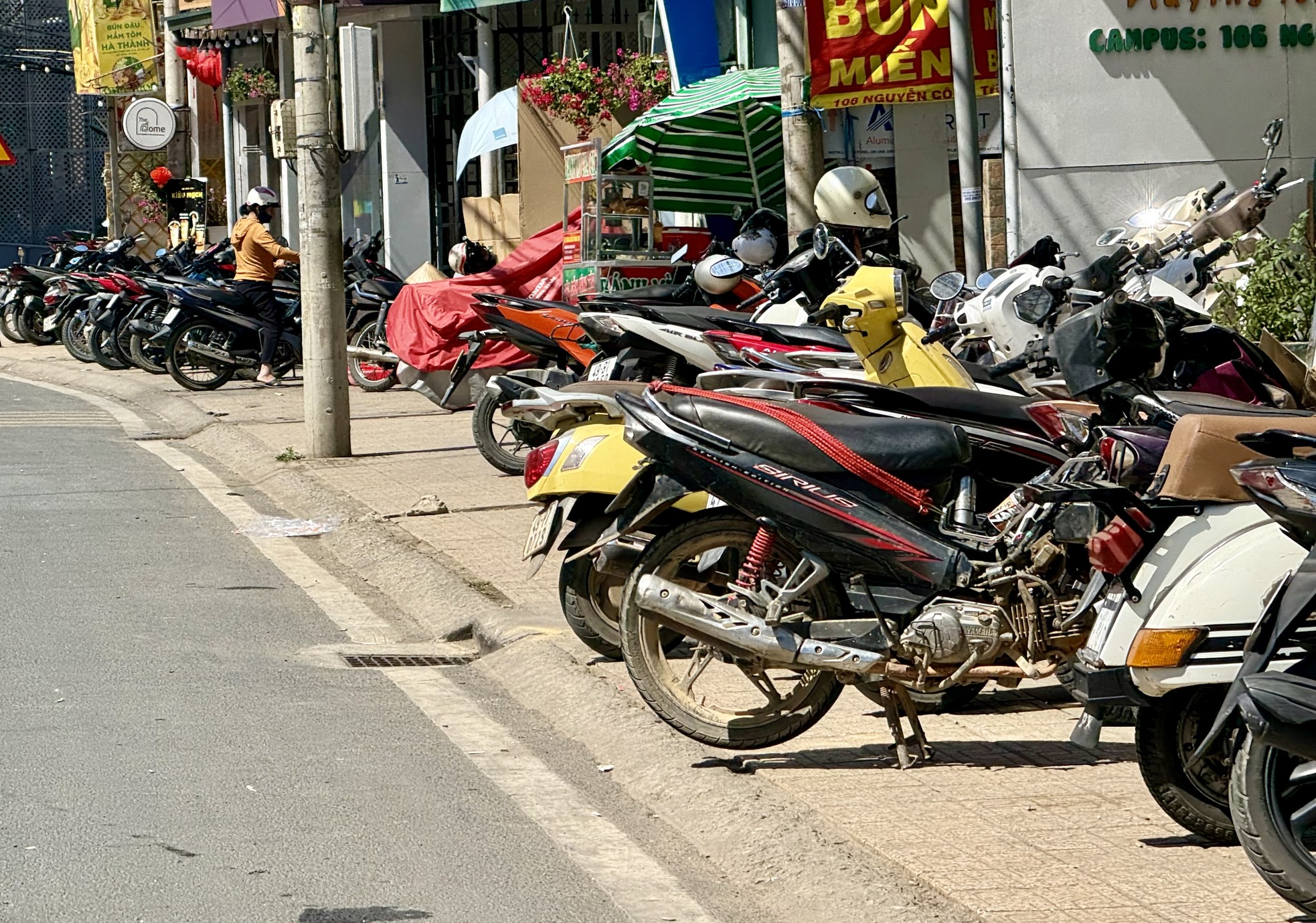 Bất chấp mức phạt cao, người dân ở Đà Lạt vô tư đậu xe lấn chiếm vỉa hè ảnh 7