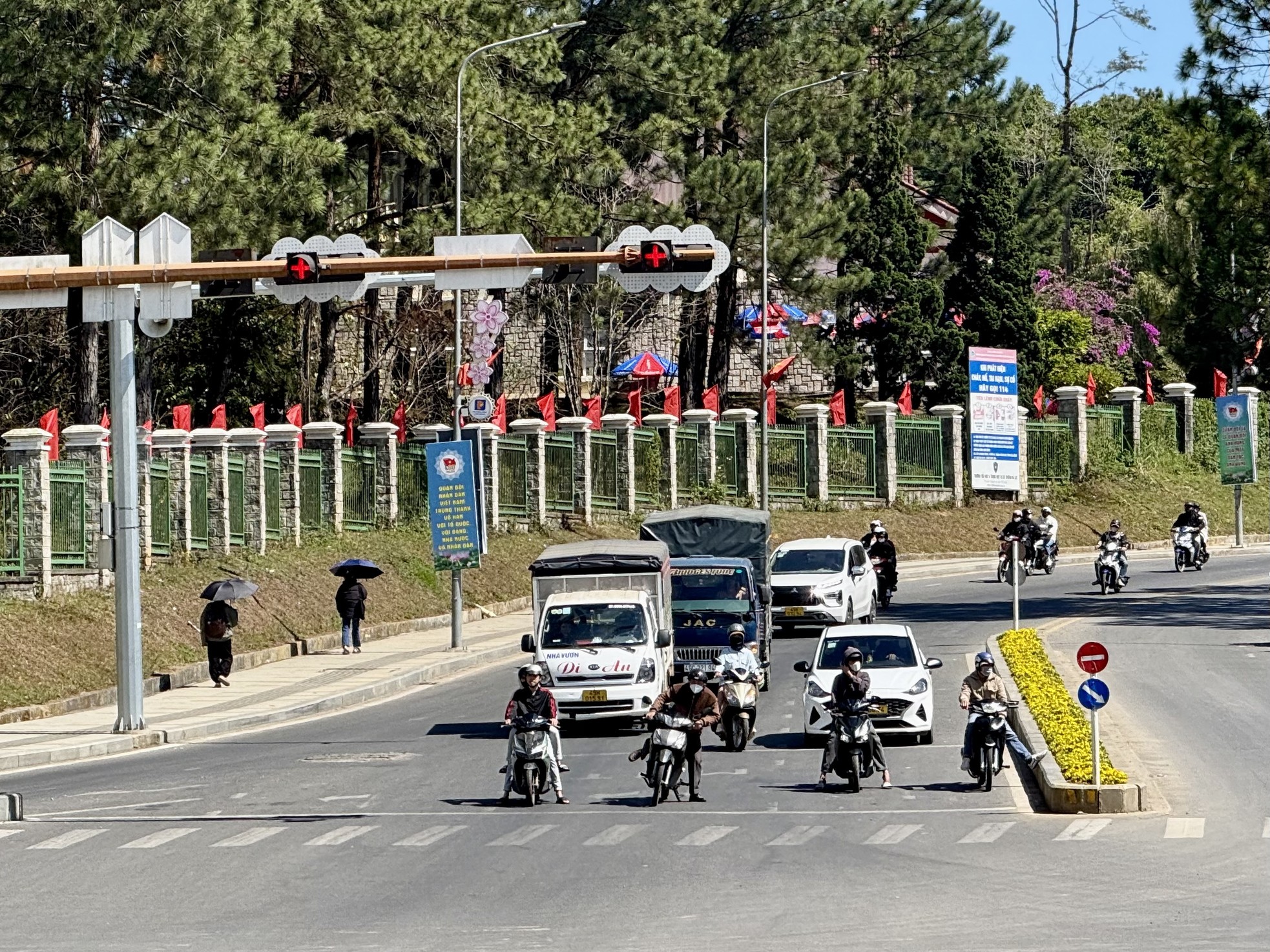 Bất chấp mức phạt cao, người dân ở Đà Lạt vô tư đậu xe lấn chiếm vỉa hè ảnh 1