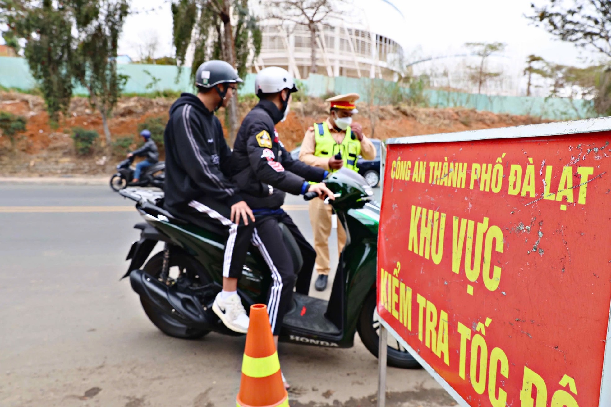 Bất chấp mức phạt cao, người dân ở Đà Lạt vô tư đậu xe lấn chiếm vỉa hè ảnh 12